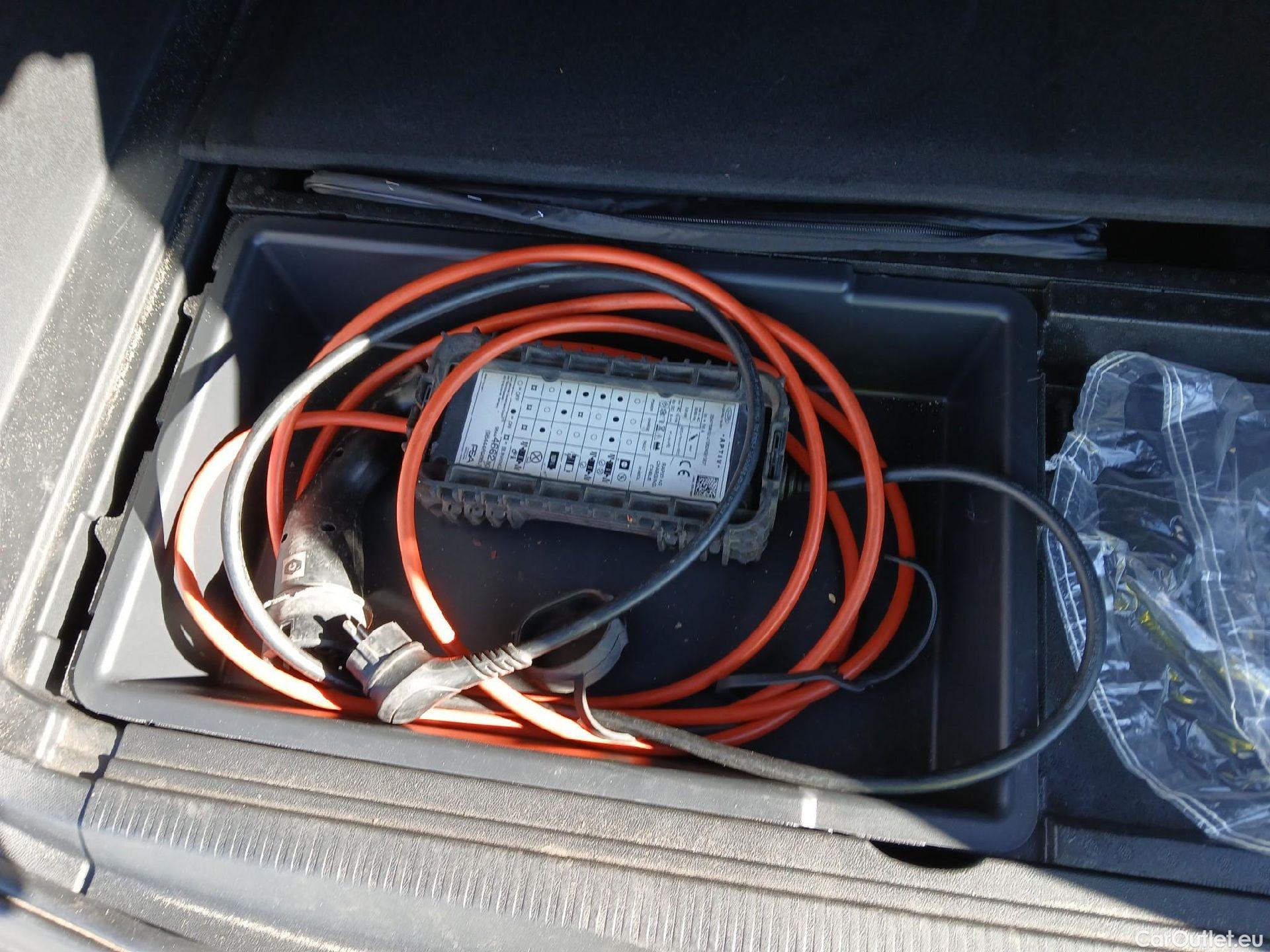  Peugeot  3008 PEUGEOT  Hybrid / 2020 / 5P / todoterreno 225 e-EAT8 Allure (AC2) #2