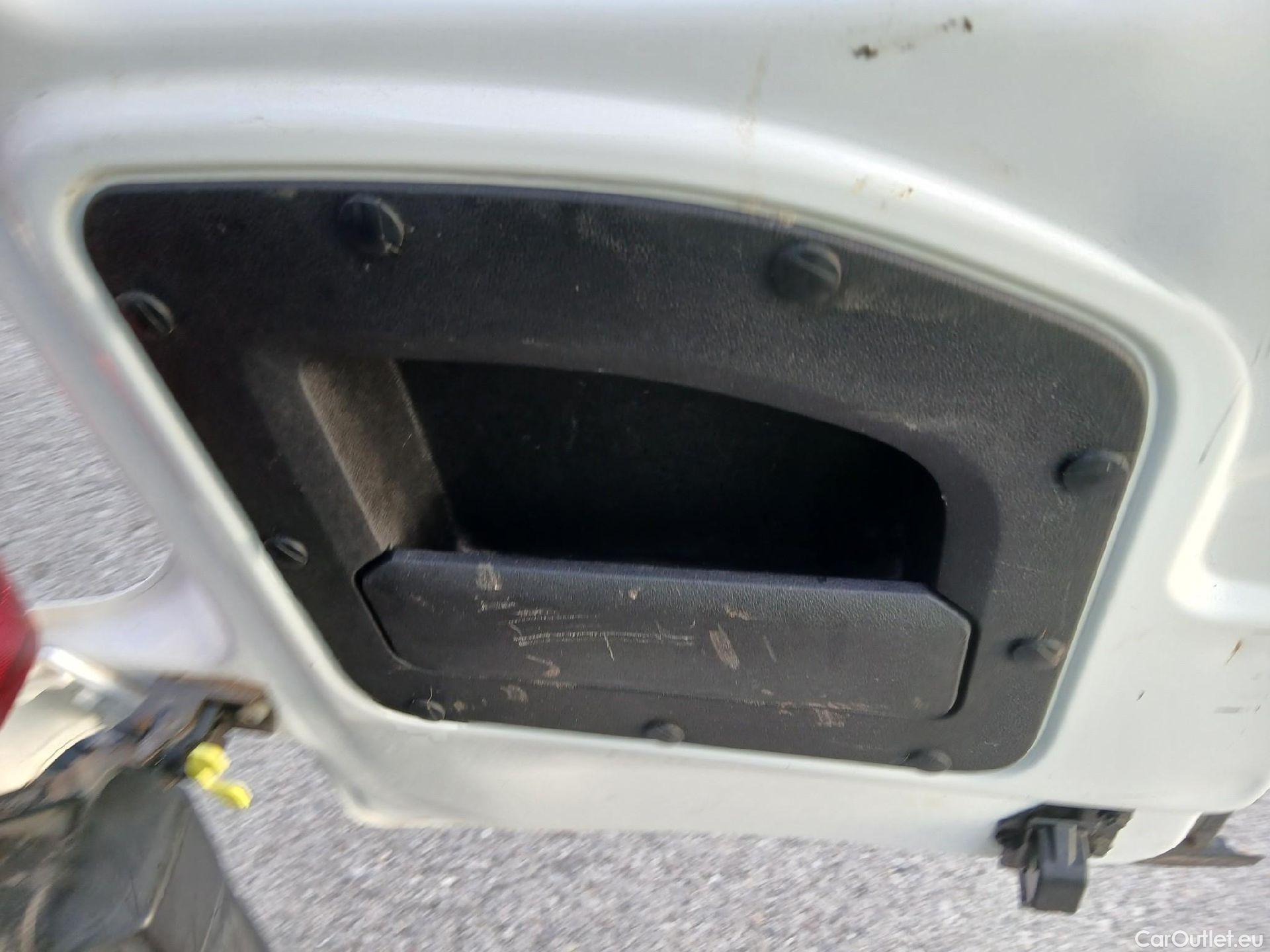  Citroen  Berlingo CITROEN  / 2018 / 4P / combi Talla M BlueHDi 100 LIVE (AC) #36