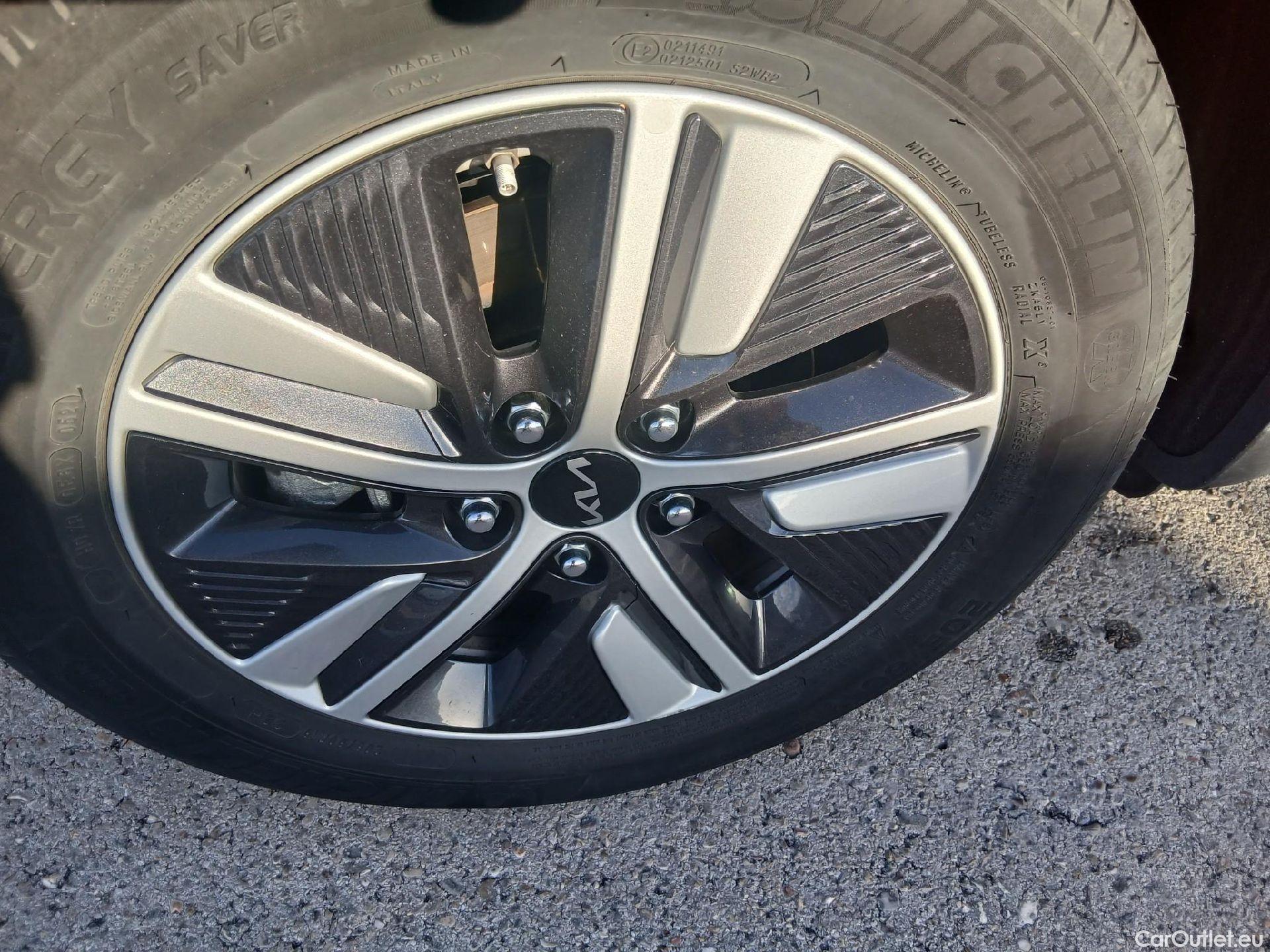  KIA  Niro KIA  / 2019 / 5P / crossover 1.6 GDi PHEV 104kW (141CV) Drive #40