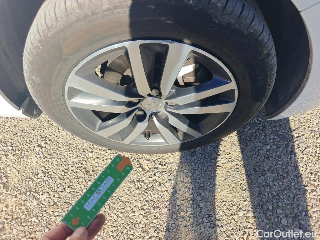  Peugeot  308 PEUGEOT  / 2017 / 5P / berlina con portón 5p Style BlueHDi 130 S&S #4