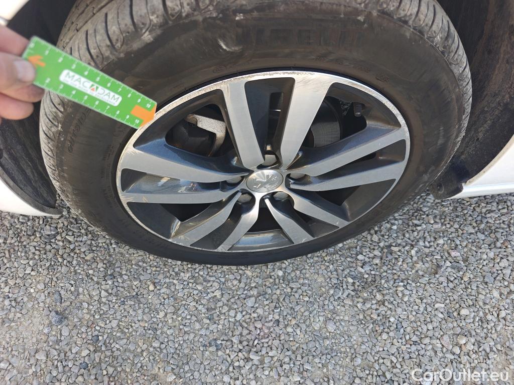  Peugeot  308 PEUGEOT  / 2017 / 5P / berlina con portón 5p Style BlueHDi 130 S&S #2