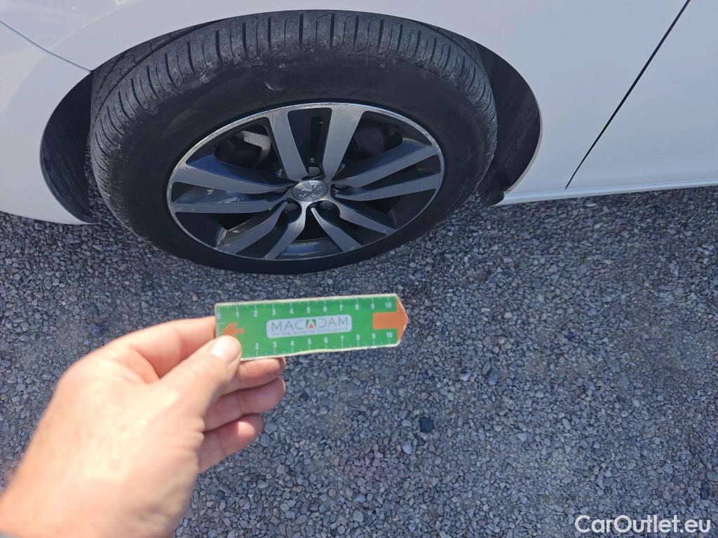  Peugeot  308 PEUGEOT  / 2017 / 5P / berlina con portón 5p Style BlueHDi 130 S&S #1