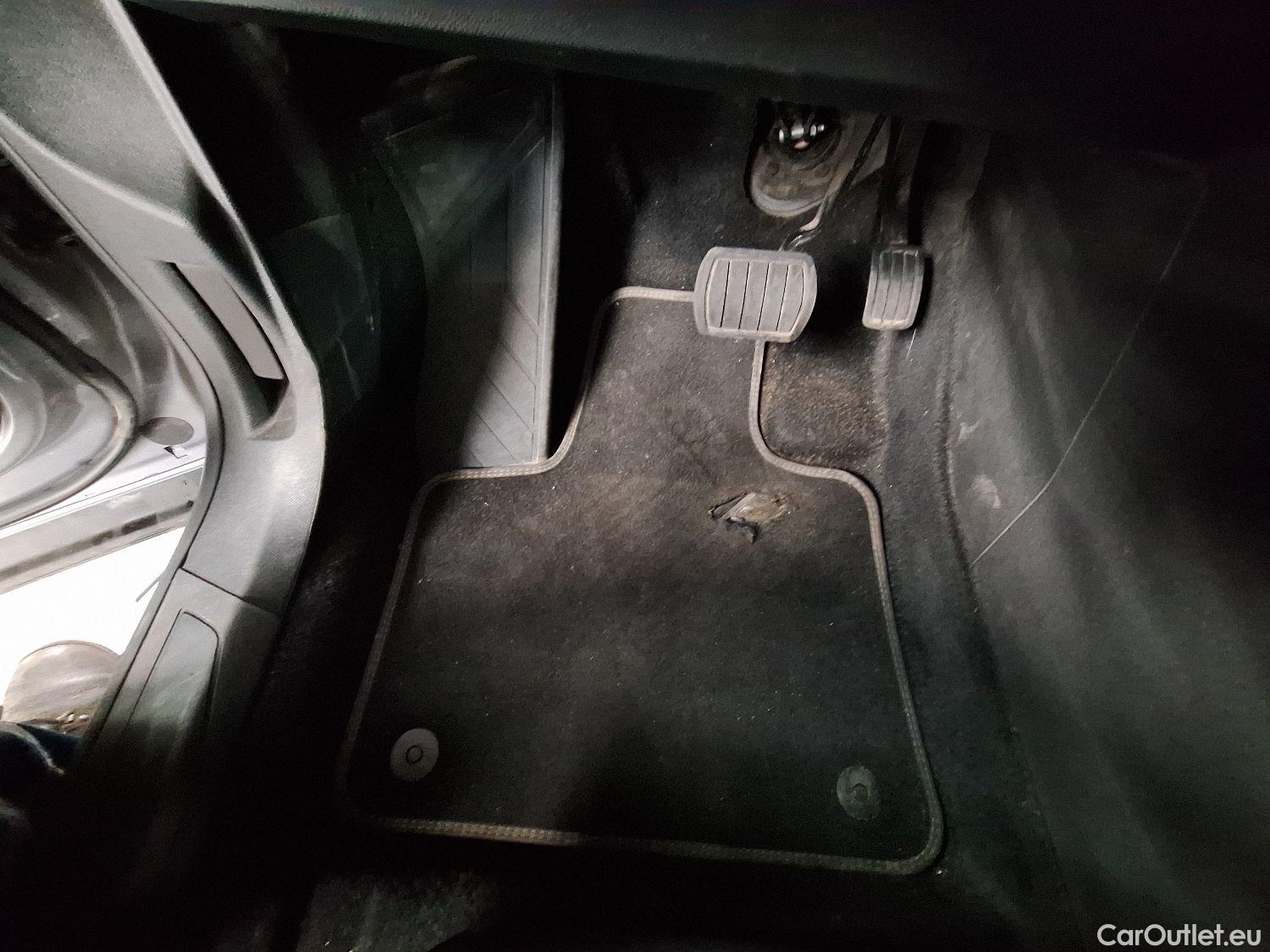  Peugeot  5008 Peugeot,  FL'20, Peugeot  1.5 BlueHDi 96kW S&S EAT8 Allure Pack #1