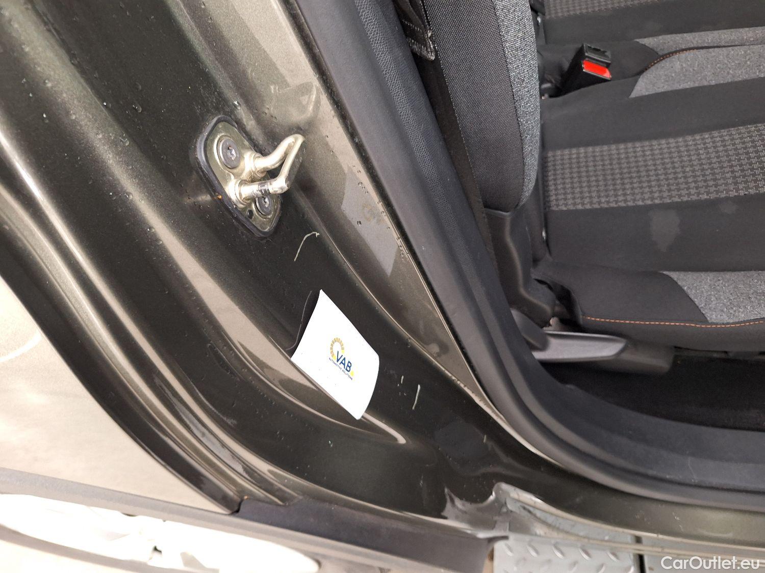  Peugeot  5008 Peugeot,  '16, Peugeot  1.2 PureTech 96kW S&S EAT8 Active 5d #30