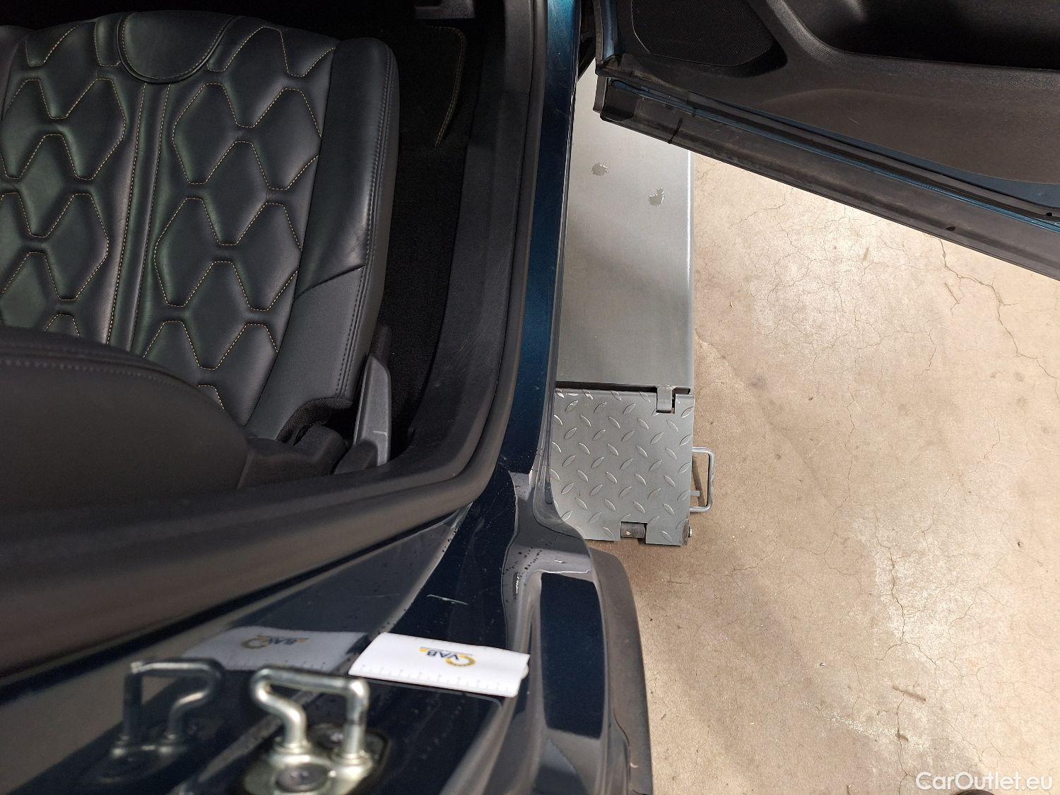  Peugeot  5008 Peugeot,  '16, Peugeot  1.5 BlueHDi 96kW S&S EAT8 GT Line 5d #48