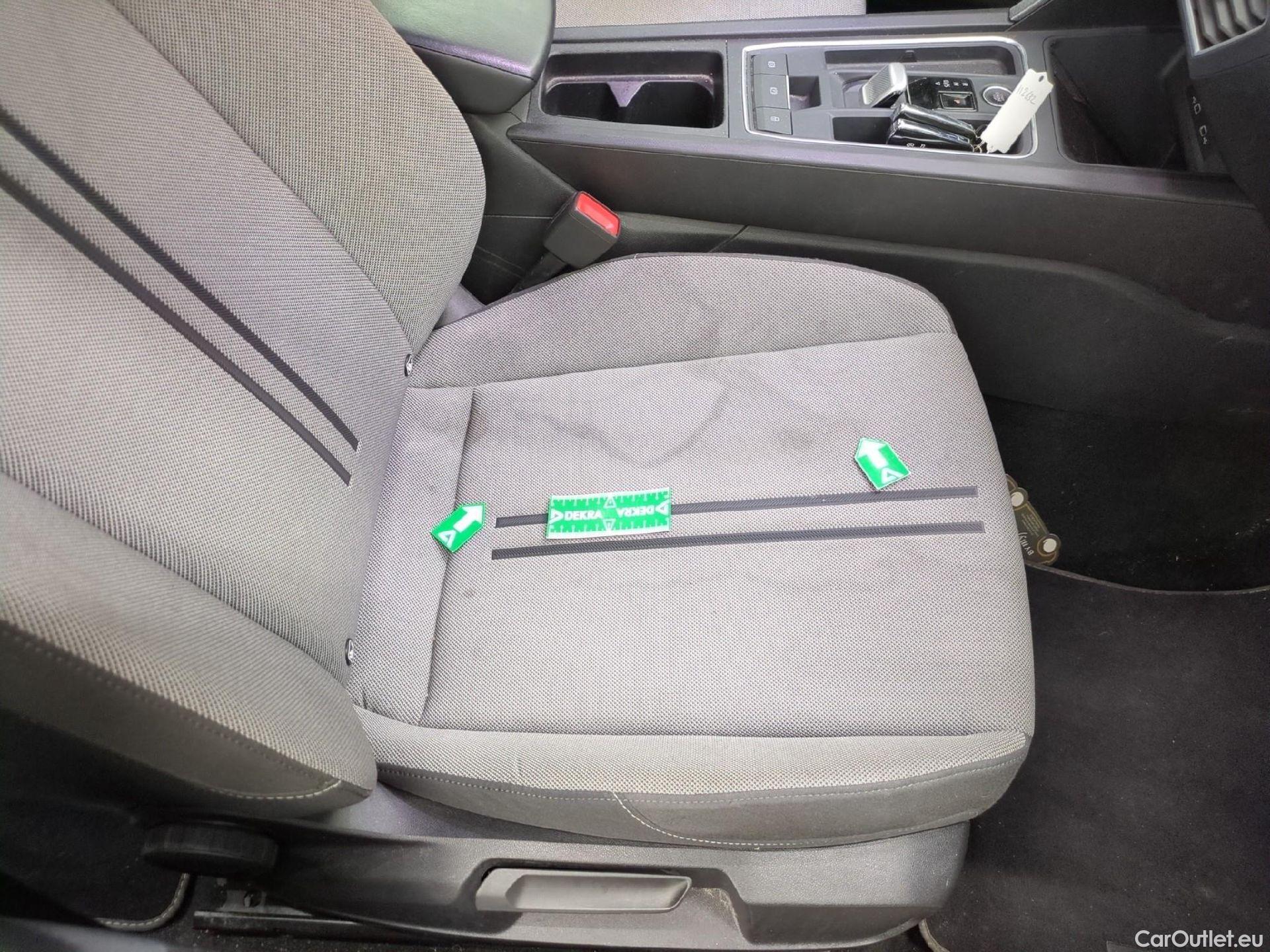  Seat  Leon SEAT  / 2020 / 5P / Berline 1.0 eTSI 110 DSG S&S Style Business #8