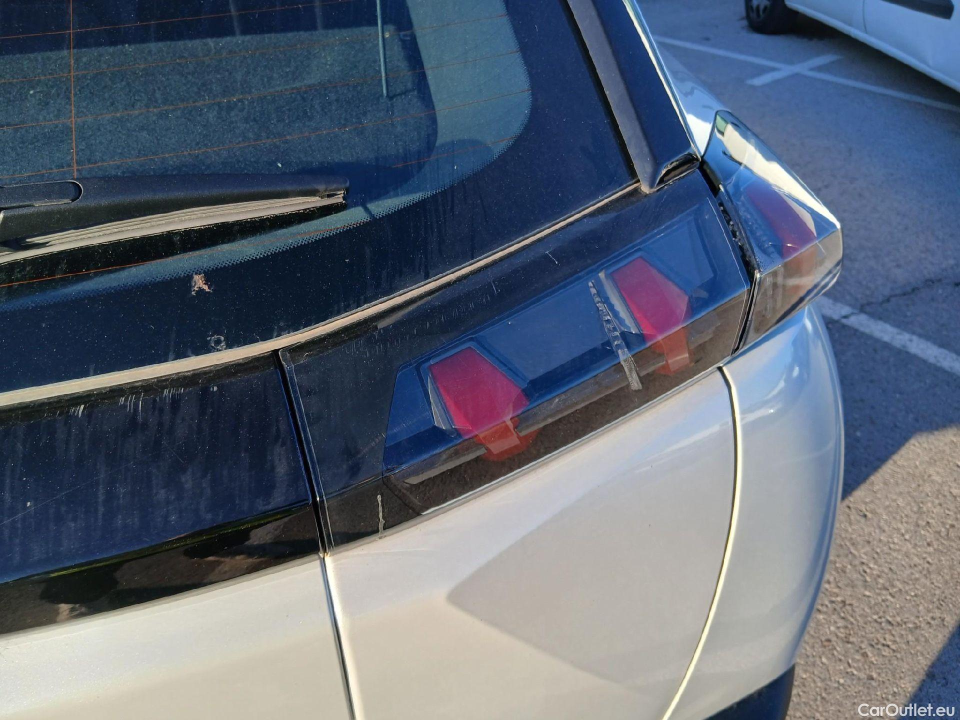  Peugeot  2008 PEUGEOT  / 2019 / 5P / todoterreno Active Pack Puretech 100 S&S BVM6 #17