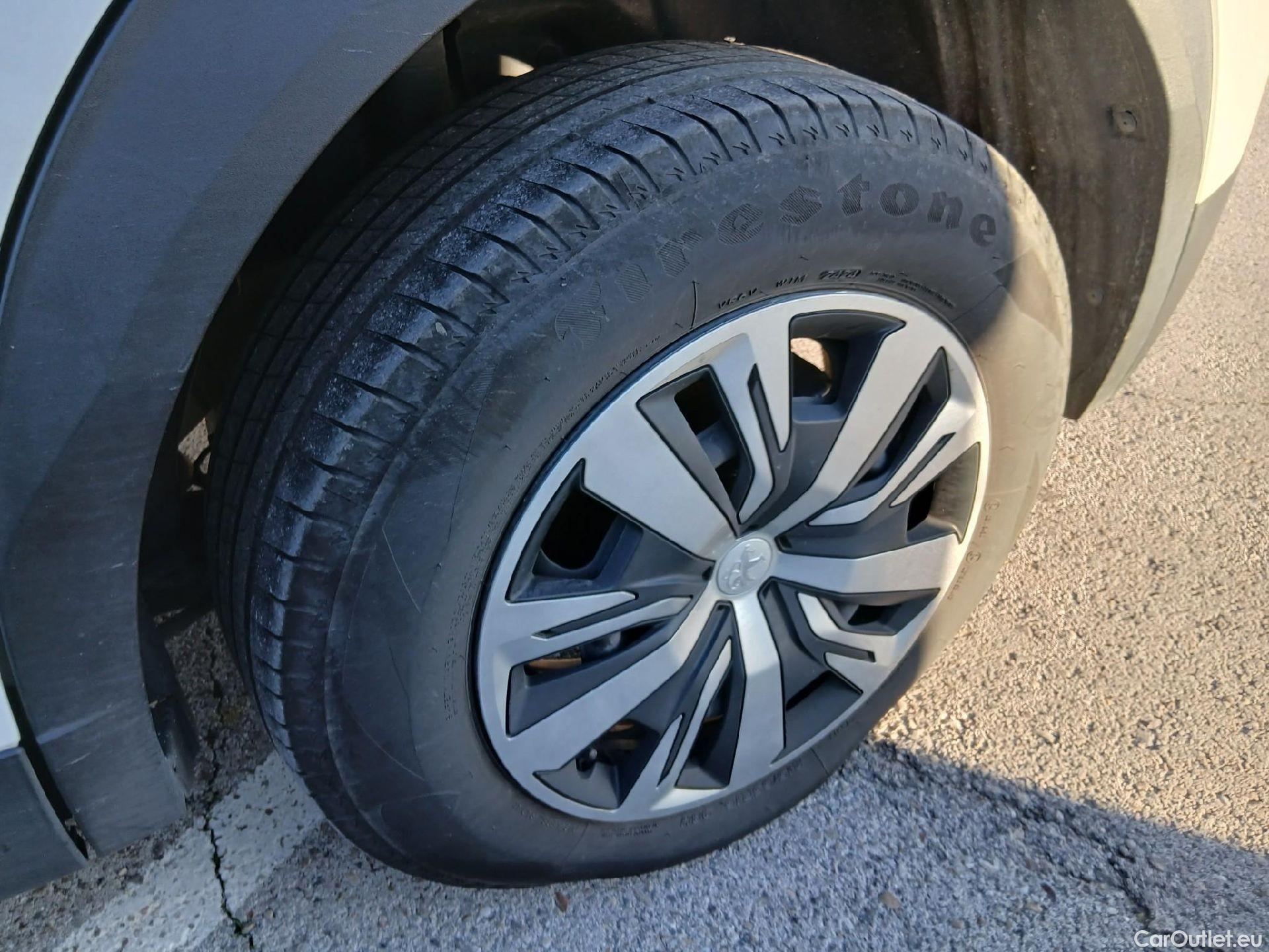  Peugeot  2008 PEUGEOT  / 2019 / 5P / todoterreno Active Pack Puretech 100 S&S BVM6 #2