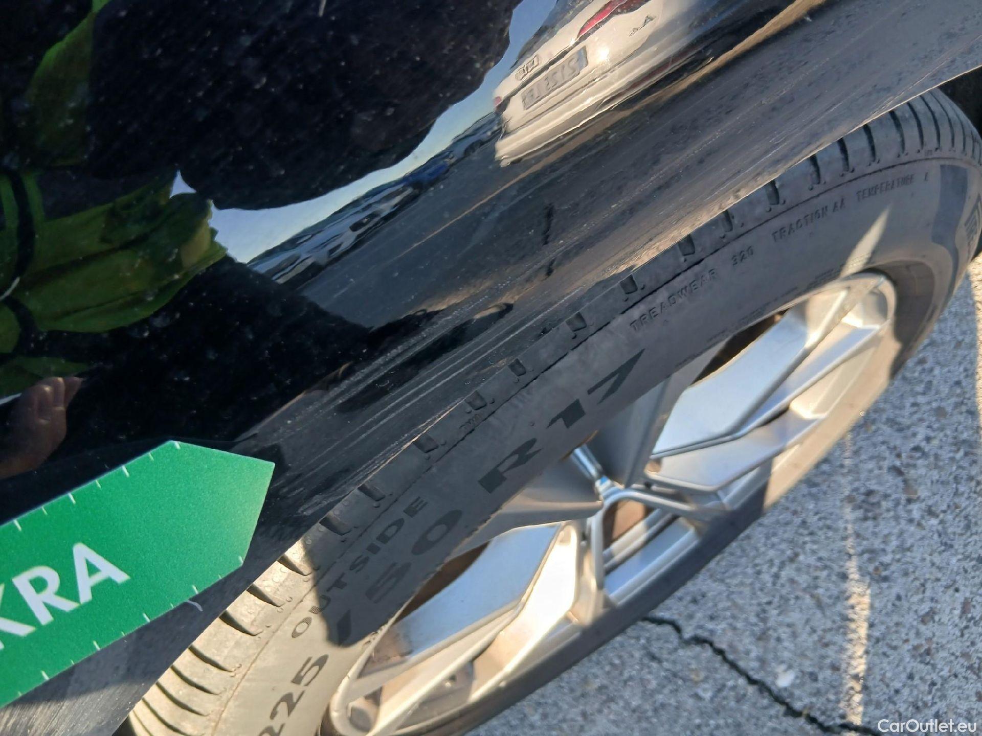  Bmw  Serie 3 BMW  / 2018 / 4P / sedán 318d Auto. #24