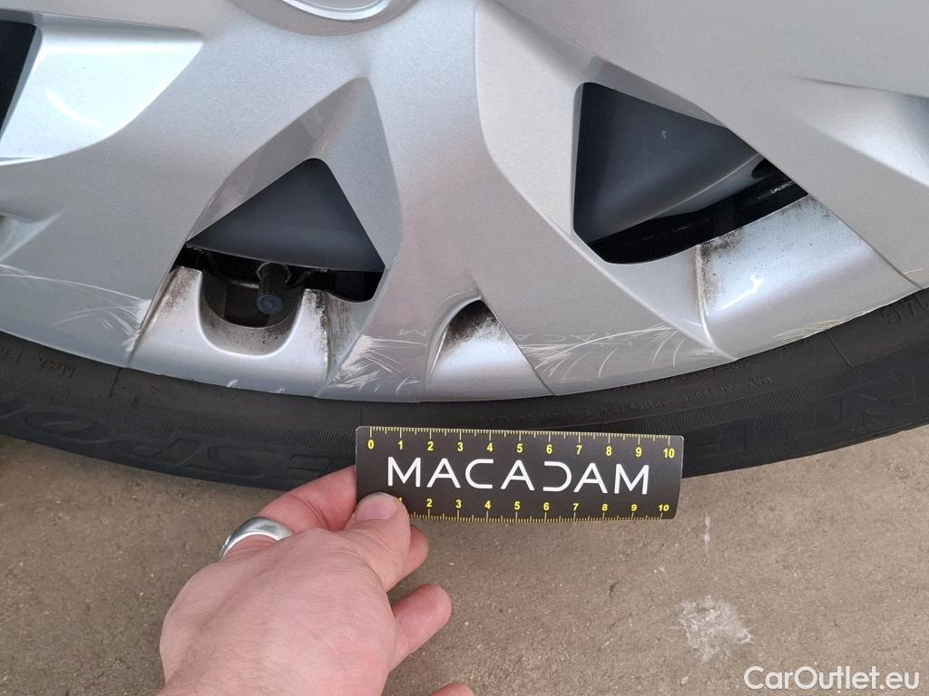  Toyota  Yaris TOYOTA  Hybride 5p Berline 1.5 VVT-I HYBRID France Business #44