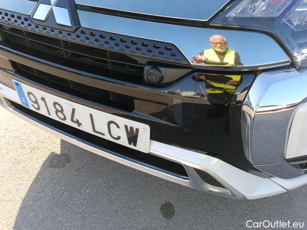  Mitsubishi  Outlander MITSUBISHI  / 2015 / 5P / todoterreno 2.4 PHEV Kaiteki Auto 4WD #31