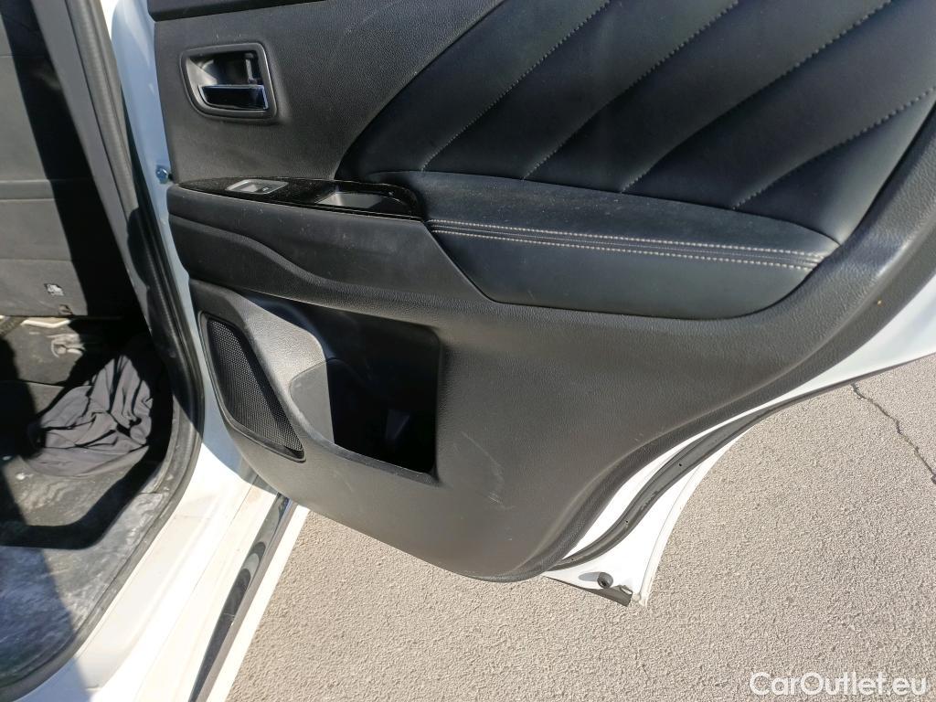  Mitsubishi  Outlander MITSUBISHI  / 2015 / 5P / todoterreno 2.4 PHEV Kaiteki Auto 4WD #23