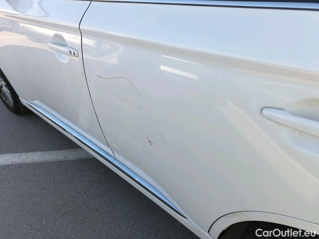  Mitsubishi  Outlander MITSUBISHI  / 2015 / 5P / todoterreno 2.4 PHEV Kaiteki Auto 4WD #5