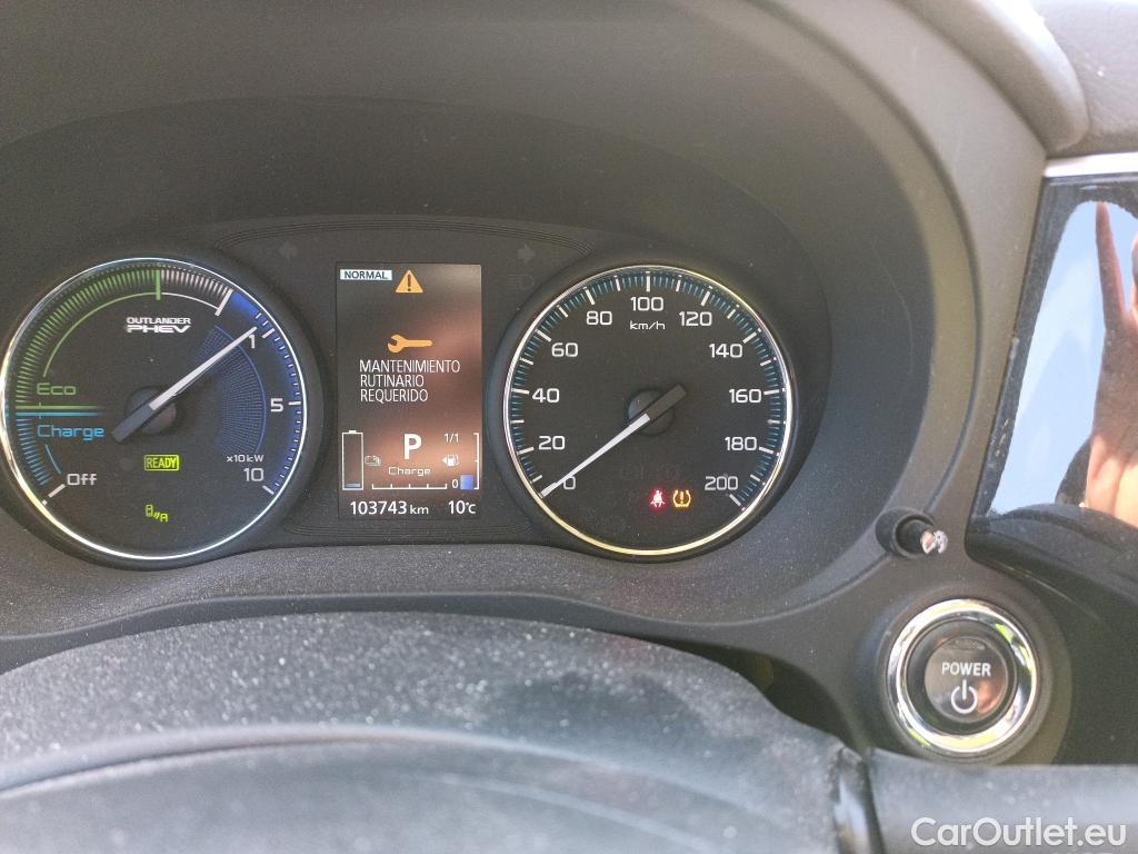  Mitsubishi  Outlander MITSUBISHI  / 2015 / 5P / todoterreno 2.4 PHEV Kaiteki Auto 4WD #33