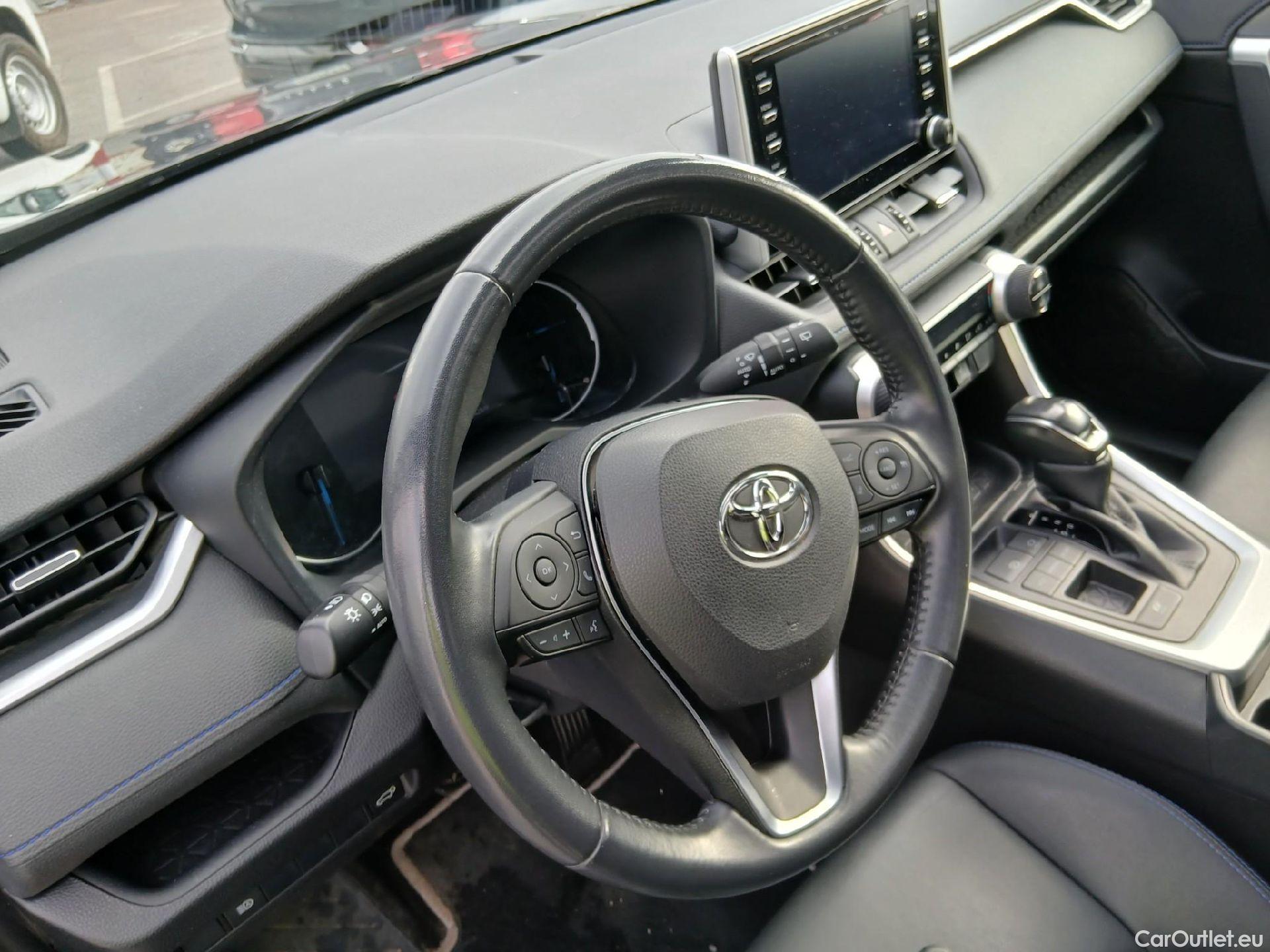  Toyota  RAV4 TOYOTA  / 2018 / 5P / todoterreno 2.5l 220H Style #16