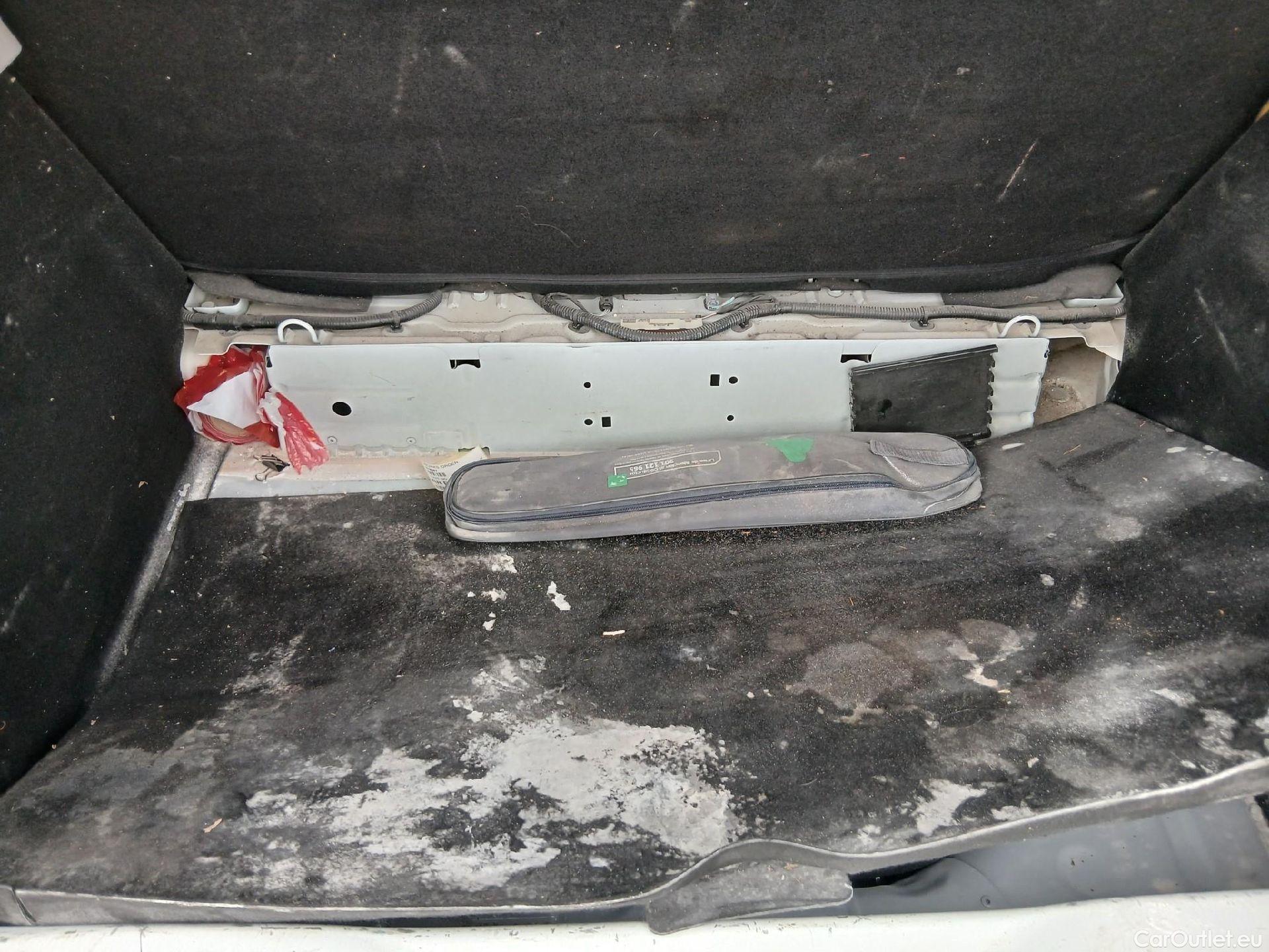  Renault  Zoe RENAULT  / 2013 / 5P / berlina con portón Limited 40 R110 -18 #39