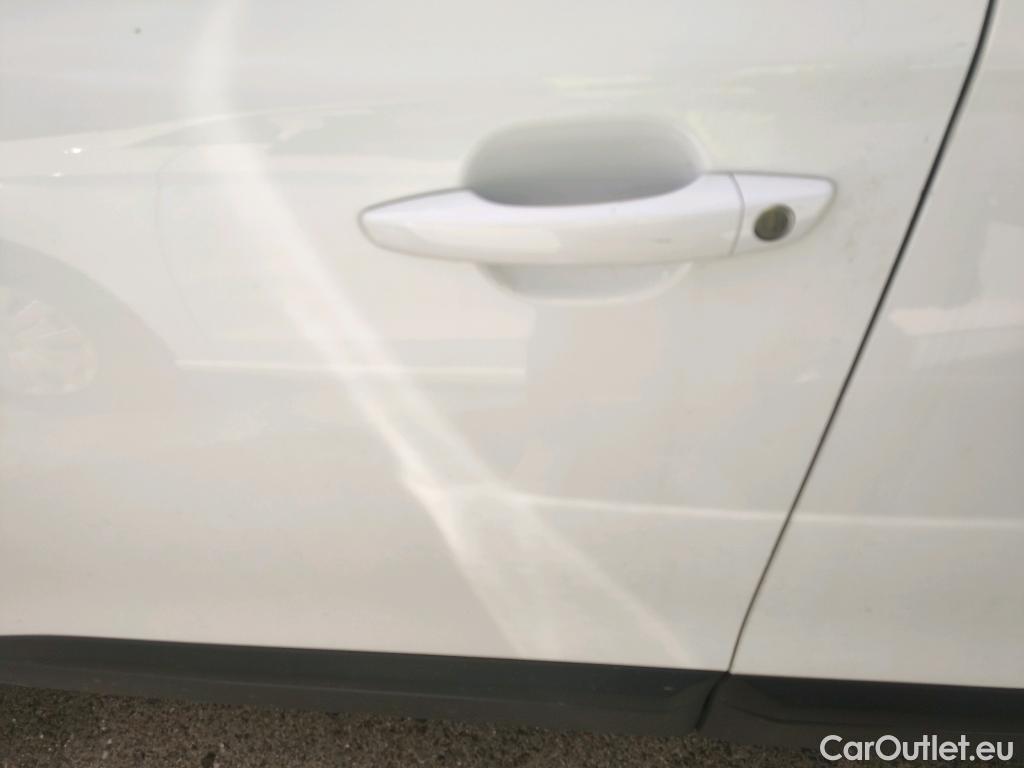  Peugeot  2008 PEUGEOT  / 2019 / 5P / todoterreno Active Pack BlueHDI 81kW (110CV) #28