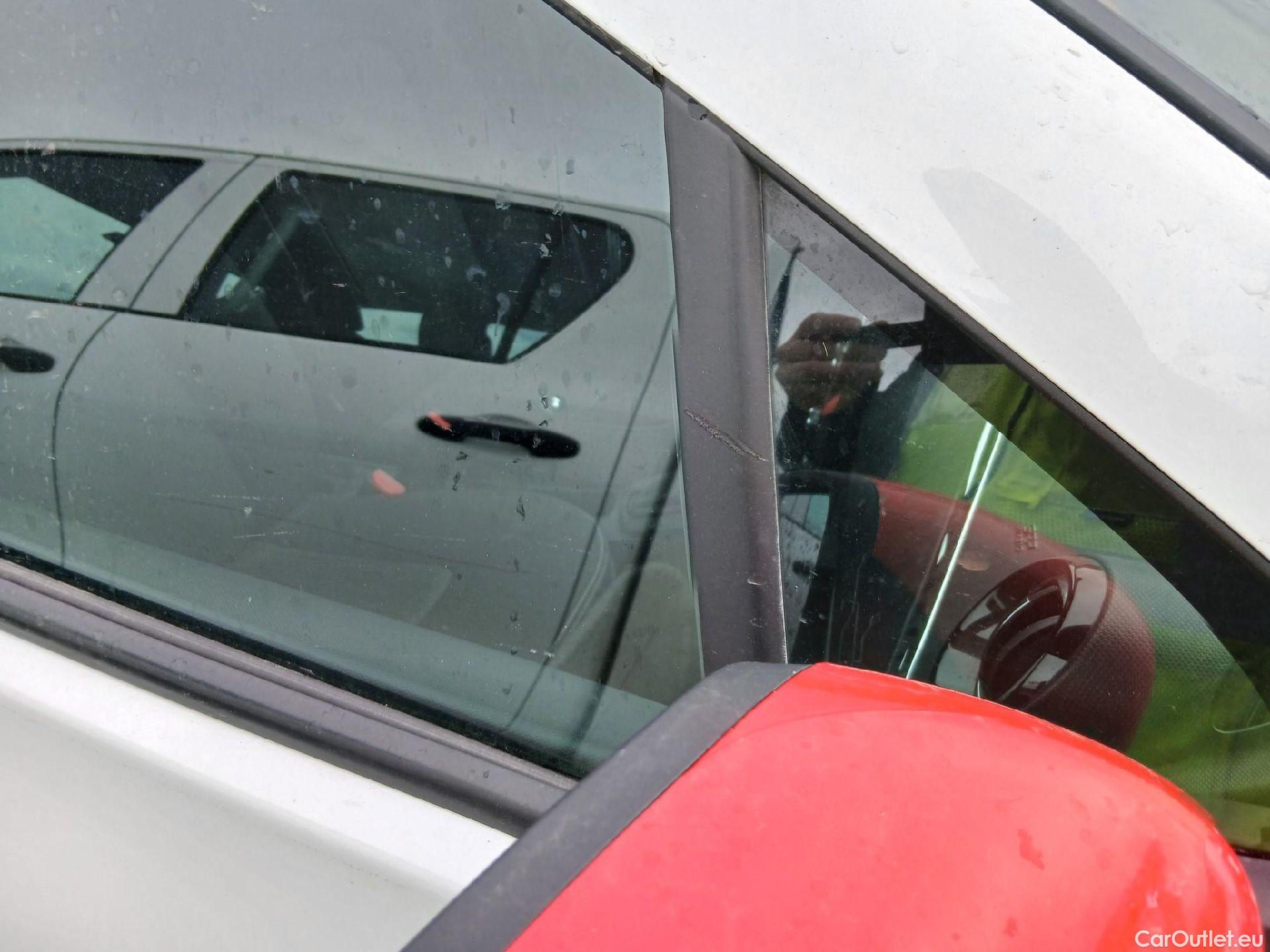  Renault  Zoe RENAULT  / 2013 / 5P / berlina con portón Limited 40 R110 -18 #41