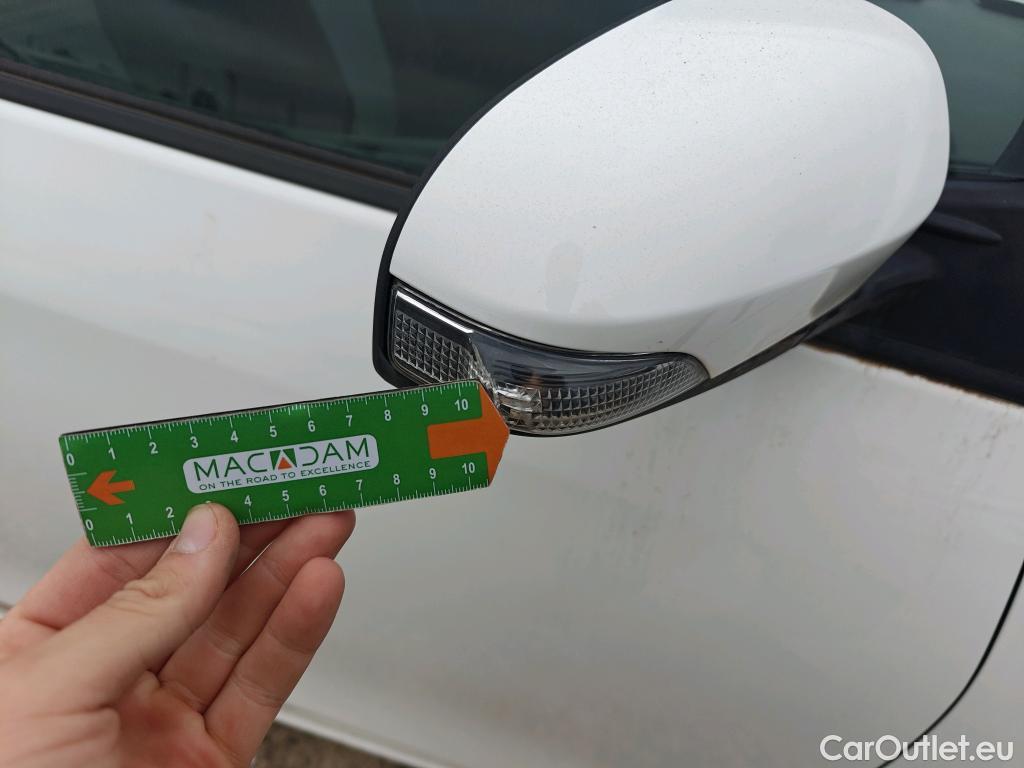  Toyota  Yaris TOYOTA  / 2017 / 5P / berlina con portón 1.5 100H Active Tech #18