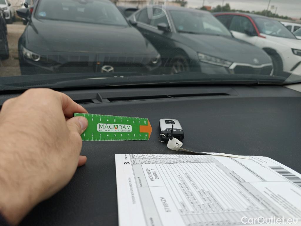  Toyota  Yaris TOYOTA  / 2017 / 5P / berlina con portón 1.5 100H Active Tech #2