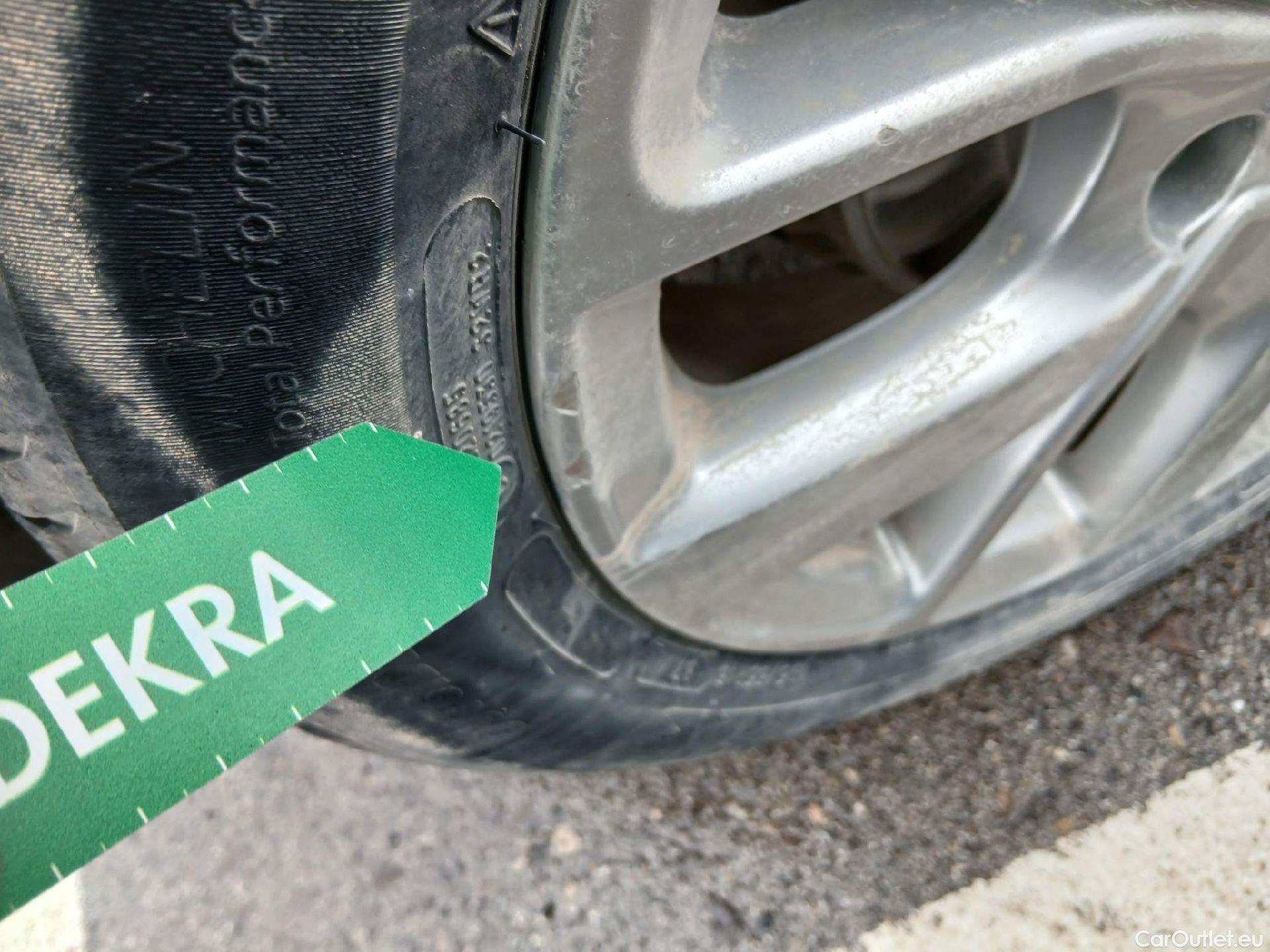  Renault  Zoe RENAULT  / 2013 / 5P / berlina con portón Limited 40 R110 -18 #19