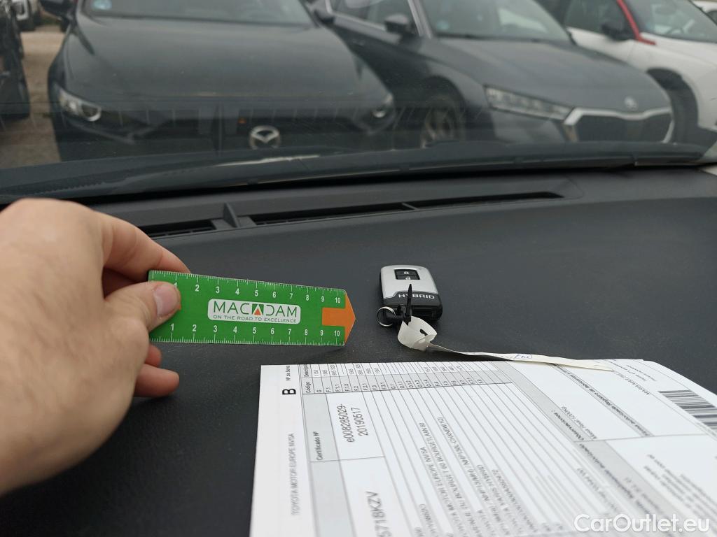  Toyota  Yaris TOYOTA  / 2017 / 5P / berlina con portón 1.5 100H Active Tech #1