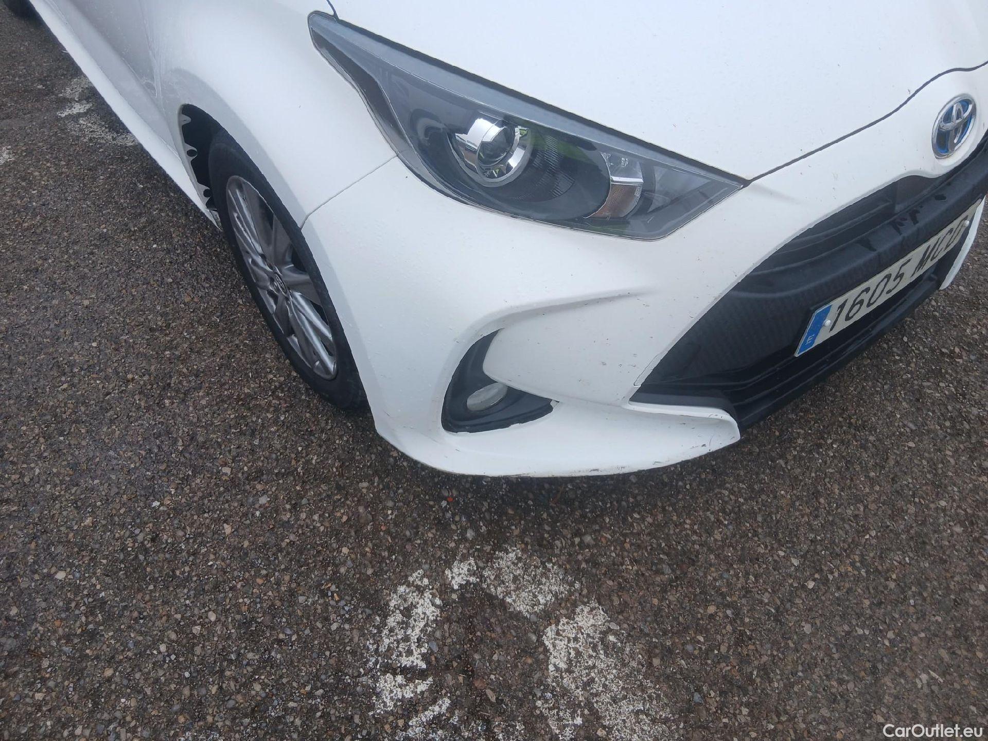  Toyota  Yaris TOYOTA  / 2020 / 5P / berlina con portón 1.5 120H Active Tech #1