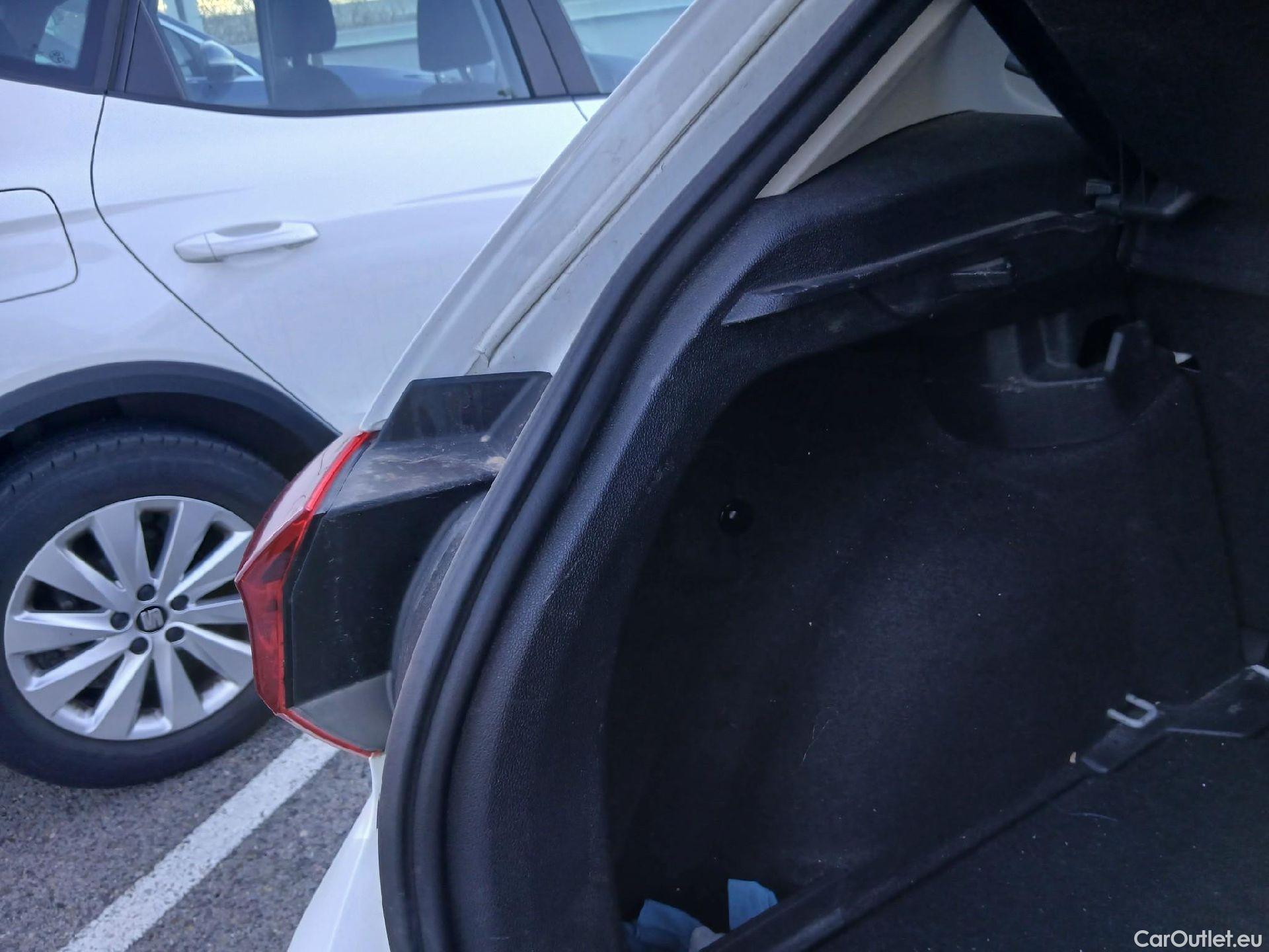  Volkswagen  Polo VOLKSWAGEN  / 2021 / 5P / berlina con portón Life 1.0 TSI 70kW (95CV) #24