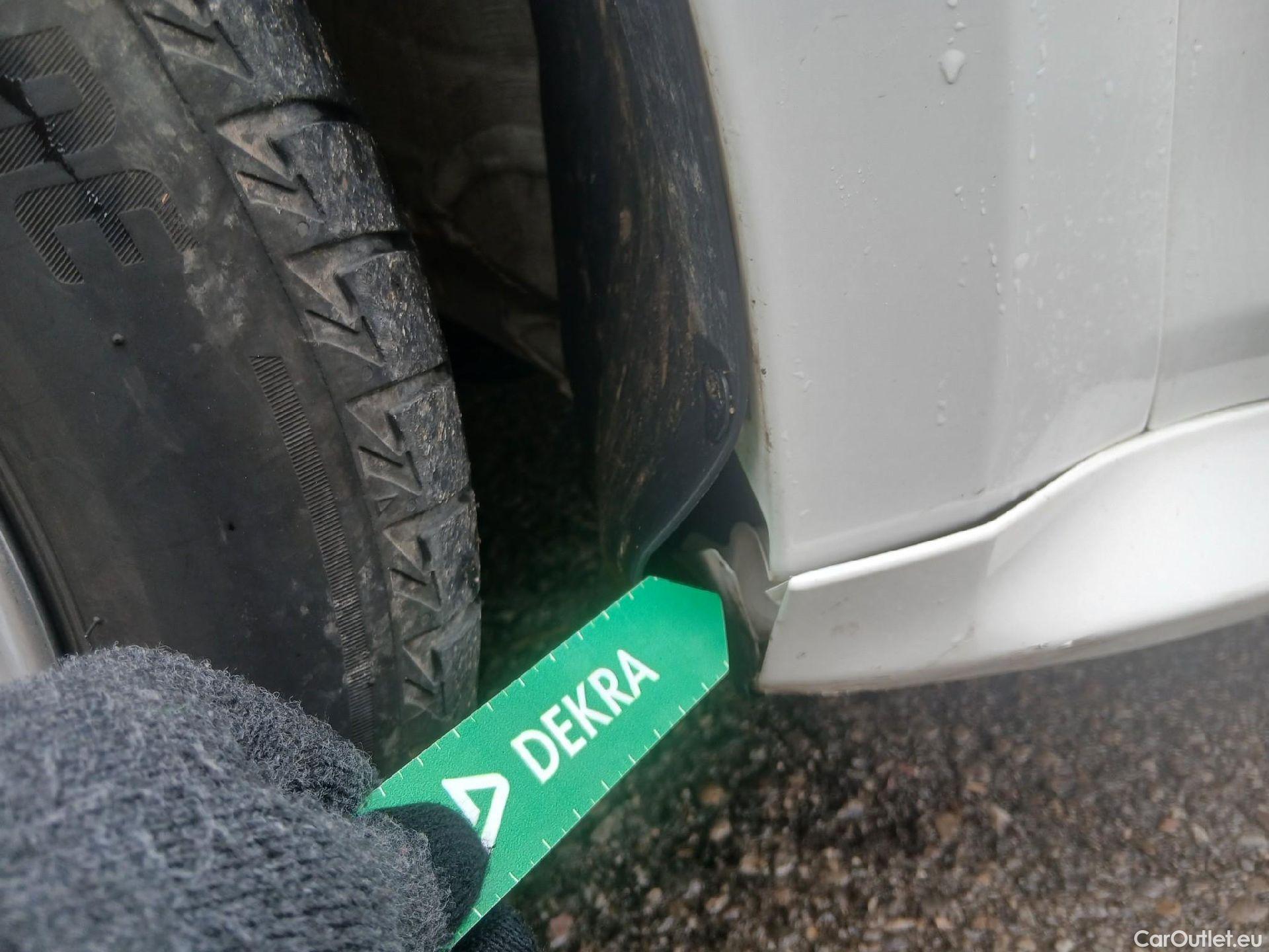  Toyota  Yaris TOYOTA  / 2020 / 5P / berlina con portón 1.5 120H Active Tech #8