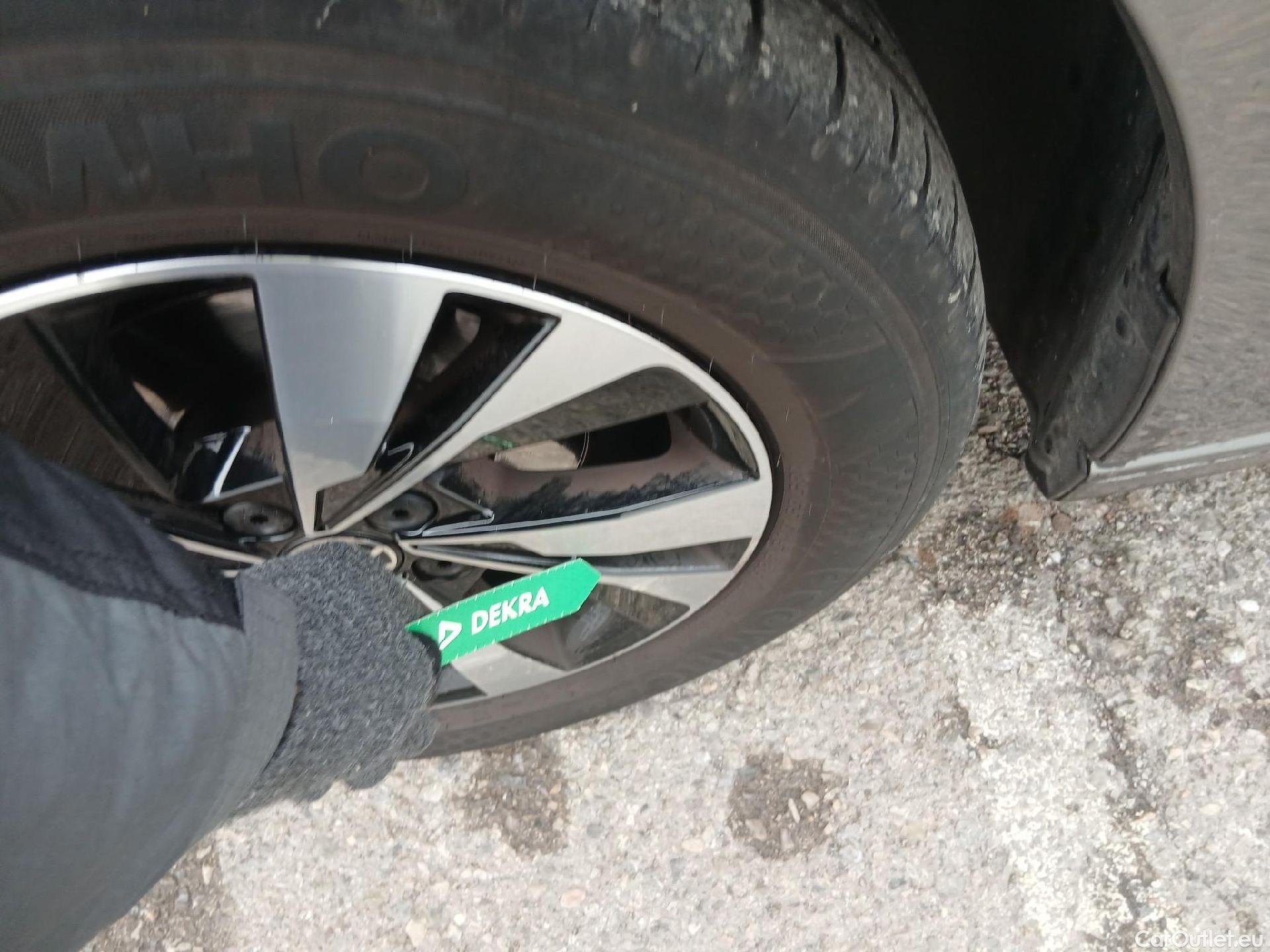  Volkswagen  Polo VOLKSWAGEN  / 2017 / 5P / berlina con portón Advance 1.0 TSI 70kW (95CV) #4