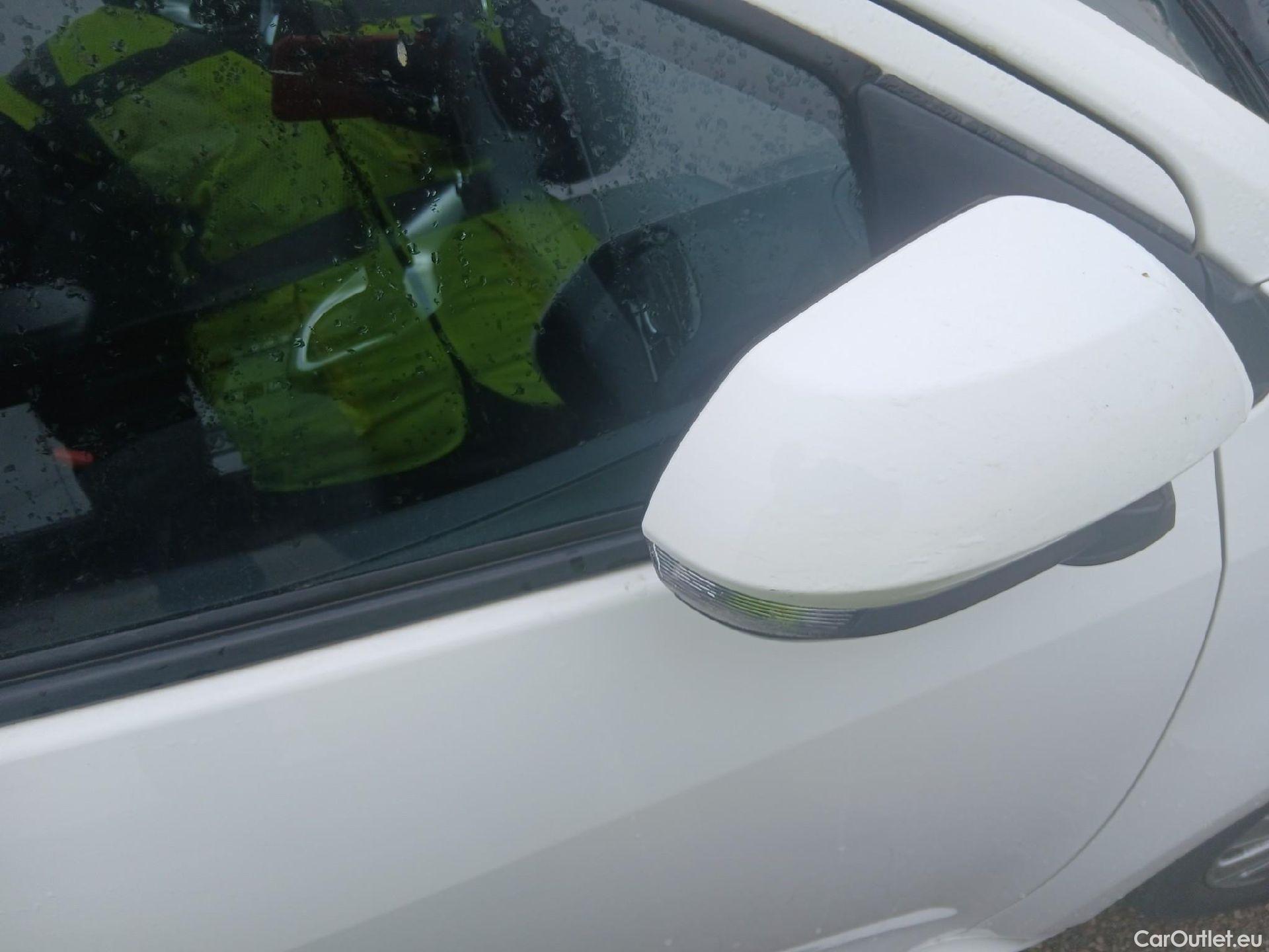  Toyota  Yaris TOYOTA  / 2020 / 5P / berlina con portón 1.5 120H Active Tech #24