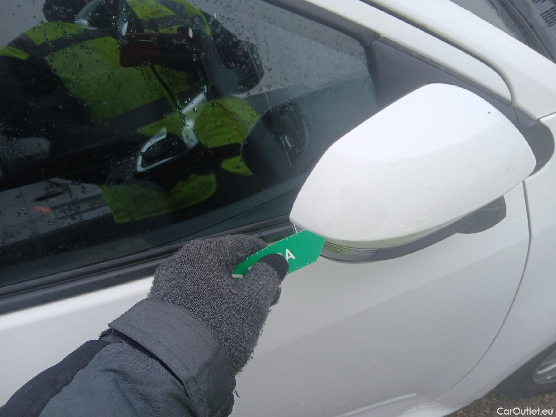  Toyota  Yaris TOYOTA  / 2020 / 5P / berlina con portón 1.5 120H Active Tech #23