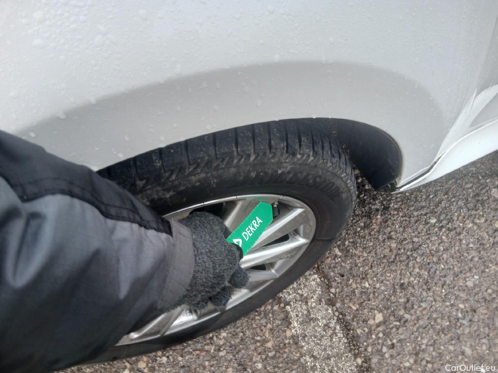  Toyota  Yaris TOYOTA  / 2020 / 5P / berlina con portón 1.5 120H Active Tech #3