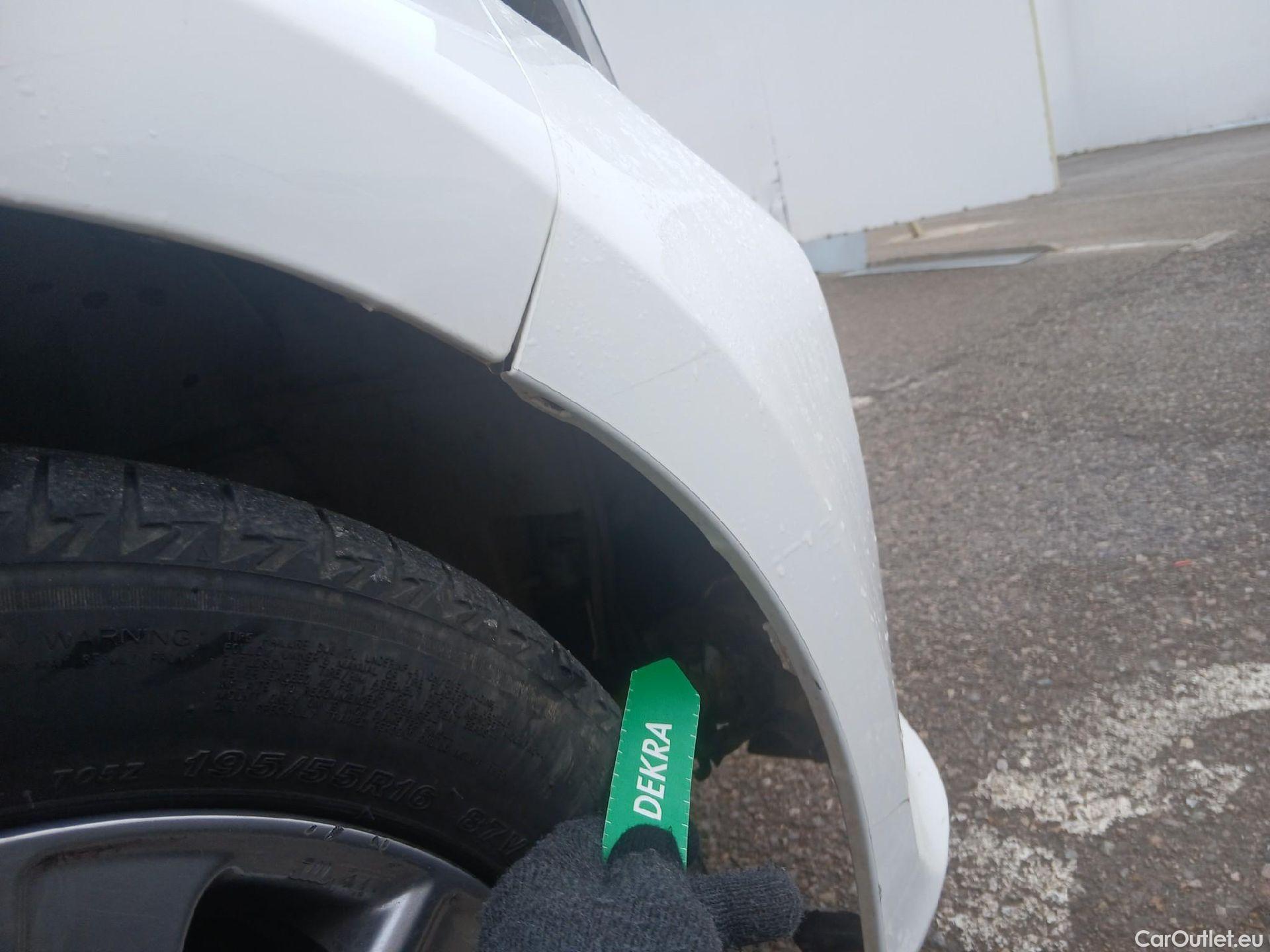  Toyota  Yaris TOYOTA  / 2020 / 5P / berlina con portón 1.5 120H Active Tech #25