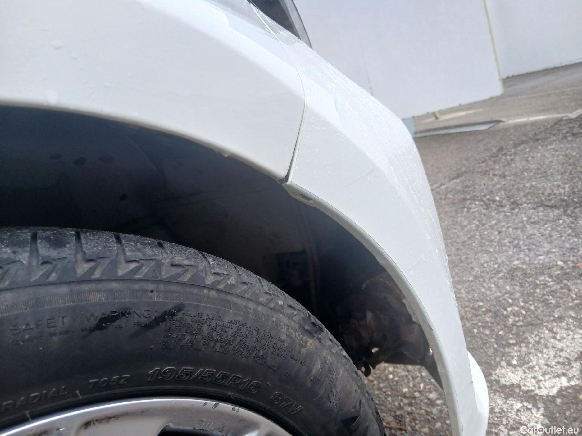  Toyota  Yaris TOYOTA  / 2020 / 5P / berlina con portón 1.5 120H Active Tech #26