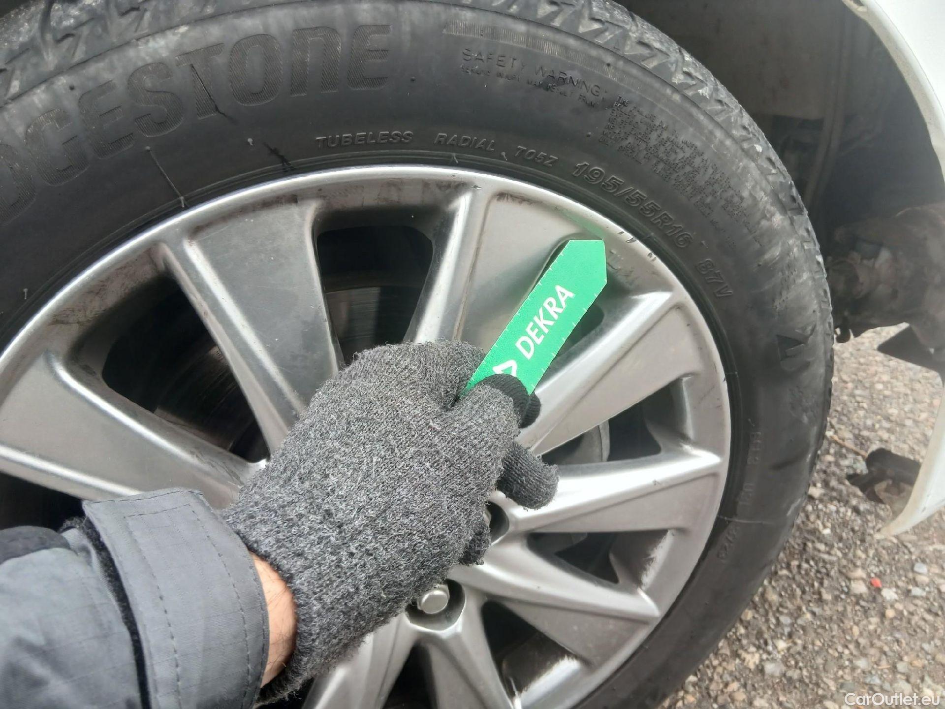  Toyota  Yaris TOYOTA  / 2020 / 5P / berlina con portón 1.5 120H Active Tech #29