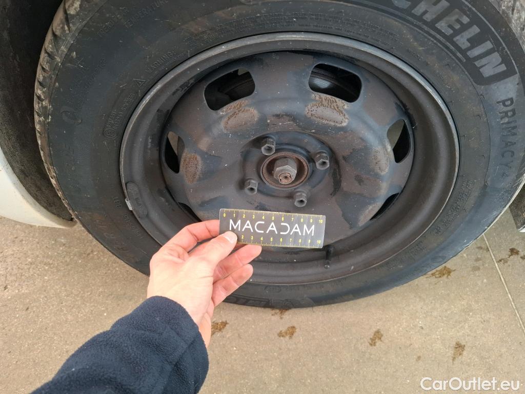  Peugeot  208  Affaire Pack CD Clim 1.4 HDi 70CV BVM5 E5 #47