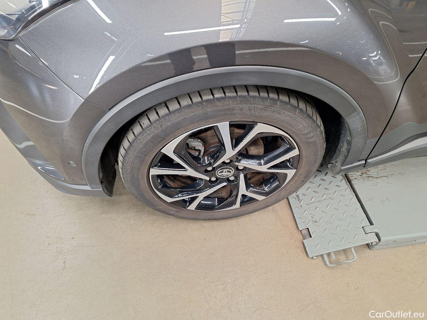  Toyota  C-HR Toyota,  '16, Toyota  1.8 VVT i-Hybrid C-Lub Aut. 5d #49