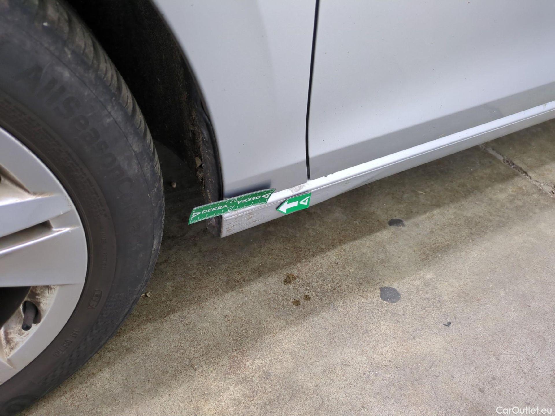  Volkswagen  Golf  VOLKSWAGEN / 2020 / 5P / Berline 2.0 TDI SCR 115 DSG7 Life Busi #24