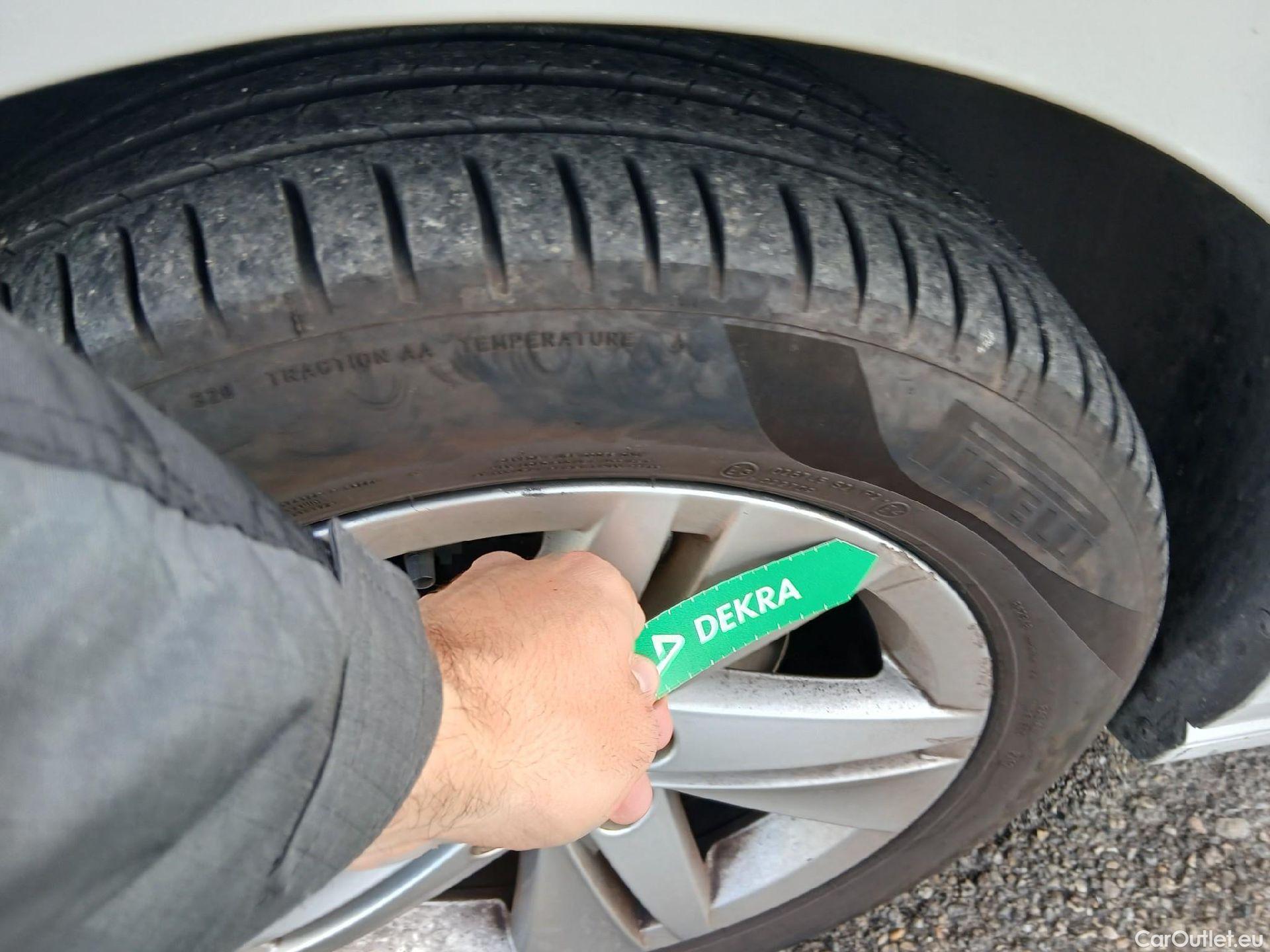  Volkswagen  Golf  VOLKSWAGEN / 2020 / 5P / berlina con portón Life 1.0 eTSI 81kW (110CV) DSG #7