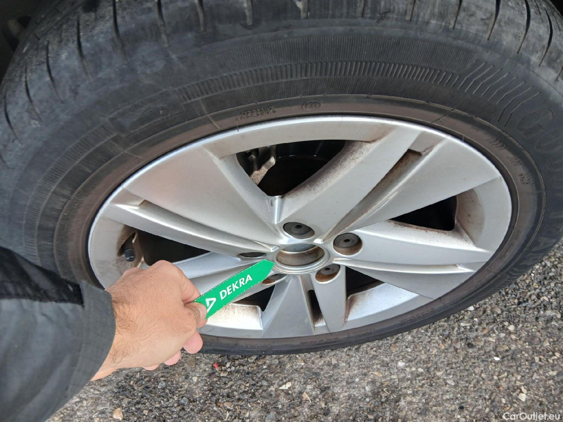  Volkswagen  Golf  VOLKSWAGEN / 2020 / 5P / berlina con portón Life 1.0 eTSI 81kW (110CV) DSG #16