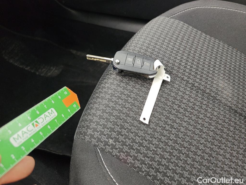  Peugeot  308 PEUGEOT  / 2017 / 5P / berlina con portón 5p Active Pack BlueHDi 130 S&S #1