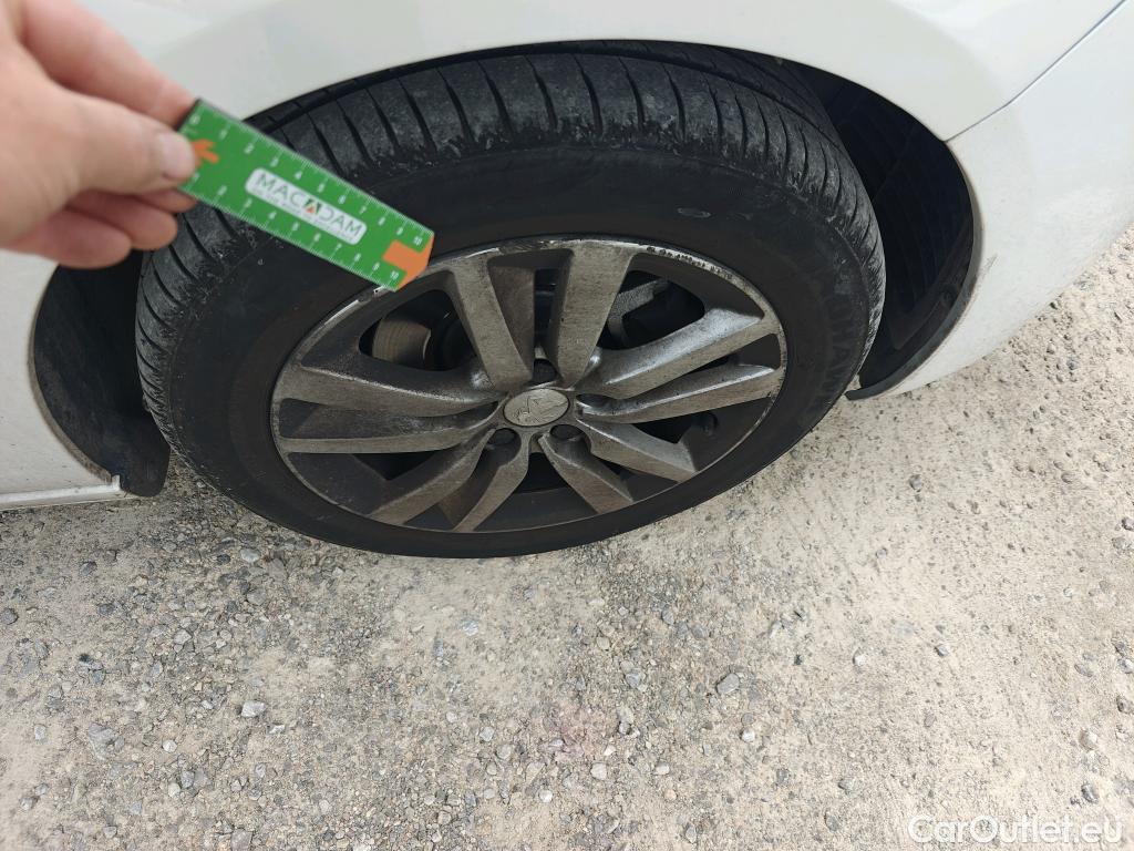  Peugeot  308 PEUGEOT  / 2017 / 5P / berlina con portón 5p Active Pack BlueHDi 130 S&S #4