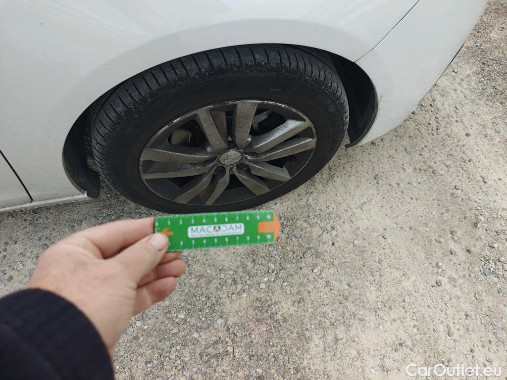  Peugeot  308 PEUGEOT  / 2017 / 5P / berlina con portón 5p Active Pack BlueHDi 130 S&S #3