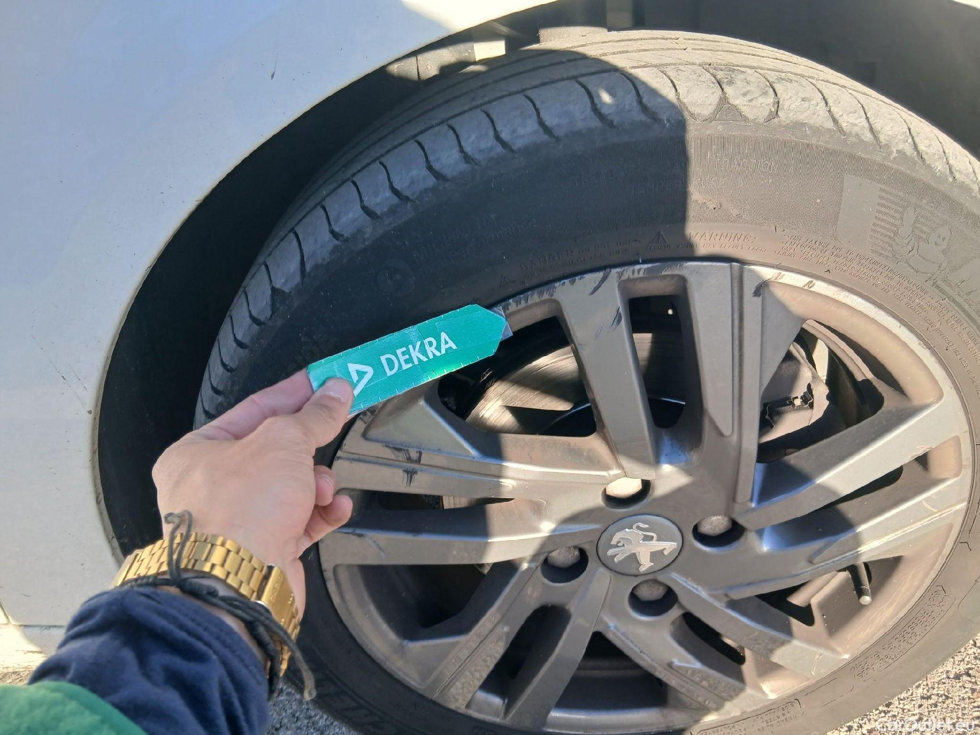  Peugeot  208 PEUGEOT  / 2019 / 5P / berlina con portón BlueHDi 73kW (100CV) Active Pack (AC) #40