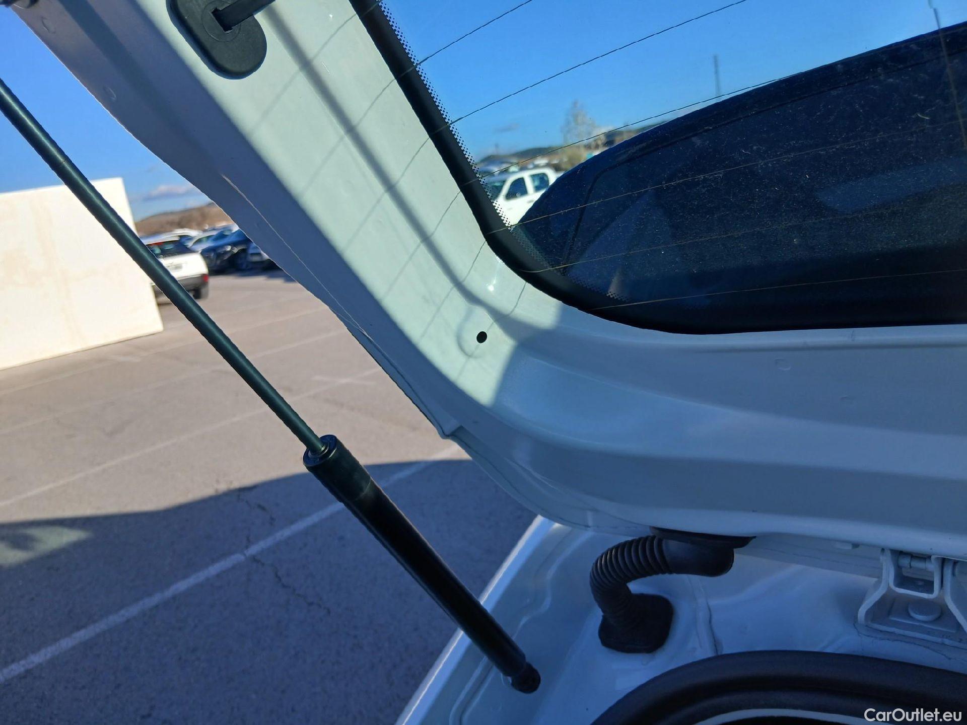  Peugeot  208 PEUGEOT  / 2019 / 5P / berlina con portón BlueHDi 73kW (100CV) Active Pack (AC) #28