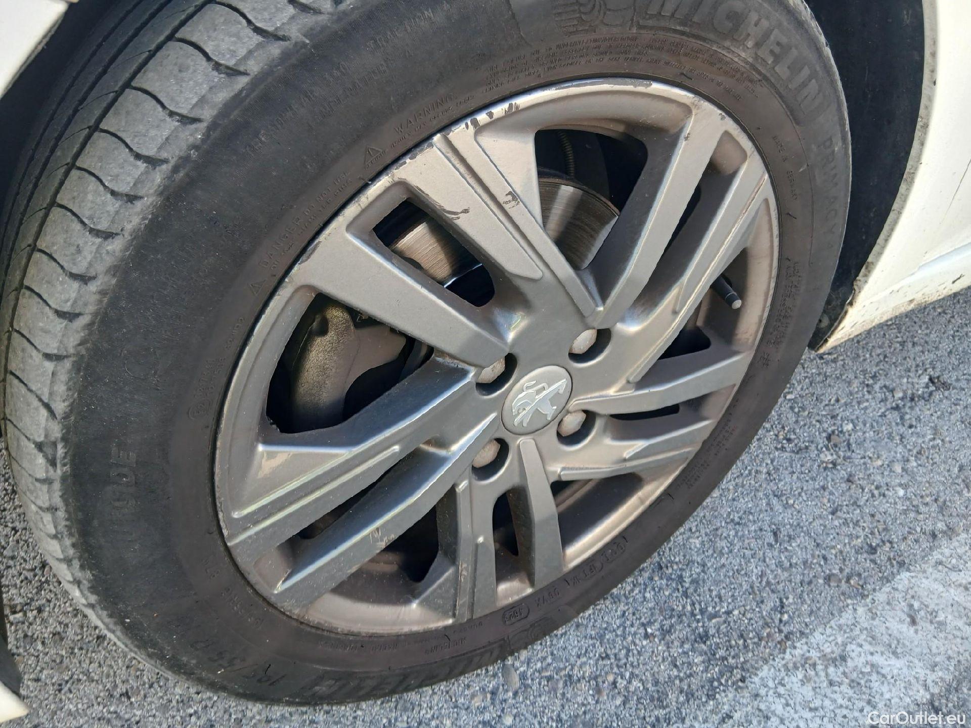  Peugeot  208 PEUGEOT  / 2019 / 5P / berlina con portón BlueHDi 73kW (100CV) Active Pack (AC) #14