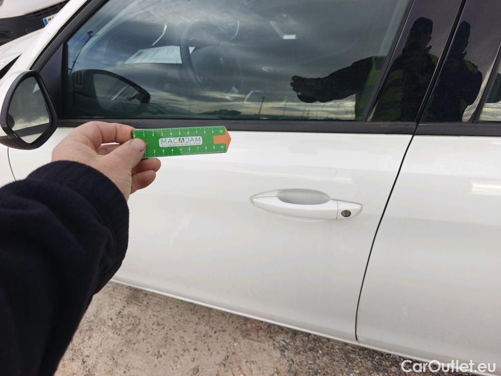  Peugeot  308 PEUGEOT  / 2017 / 5P / berlina con portón 5p Active Pack BlueHDi 130 S&S #17