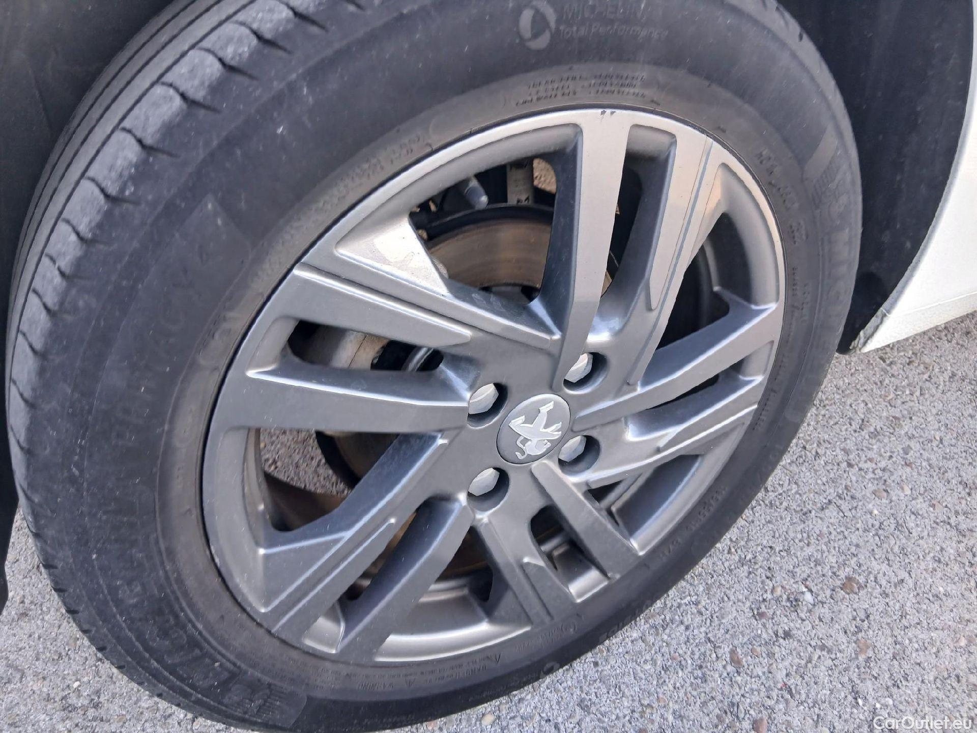  Peugeot  208 PEUGEOT  / 2019 / 5P / berlina con portón BlueHDi 73kW (100CV) Active Pack (AC) #33