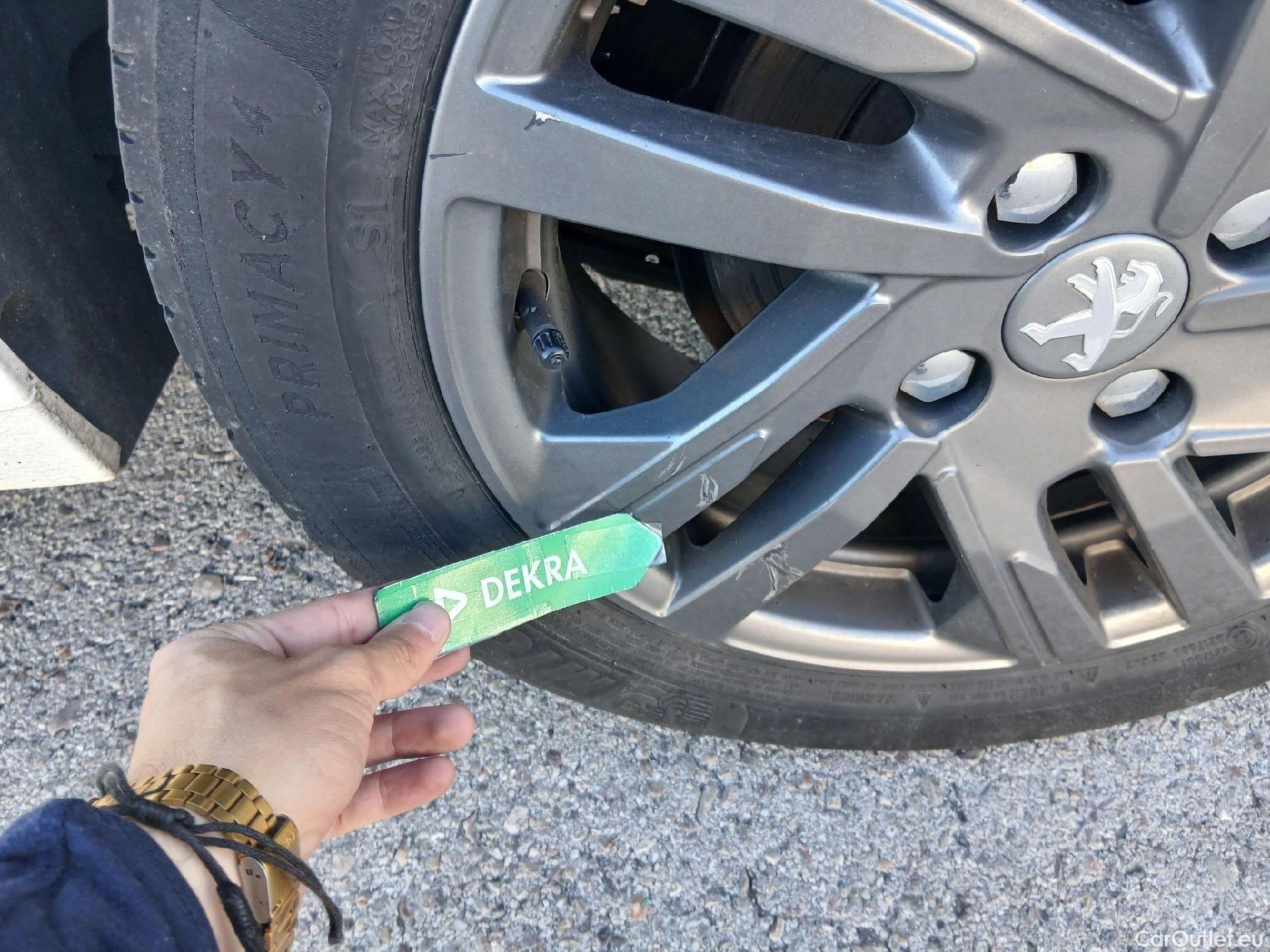  Peugeot  208 PEUGEOT  / 2019 / 5P / berlina con portón BlueHDi 73kW (100CV) Active Pack (AC) #21